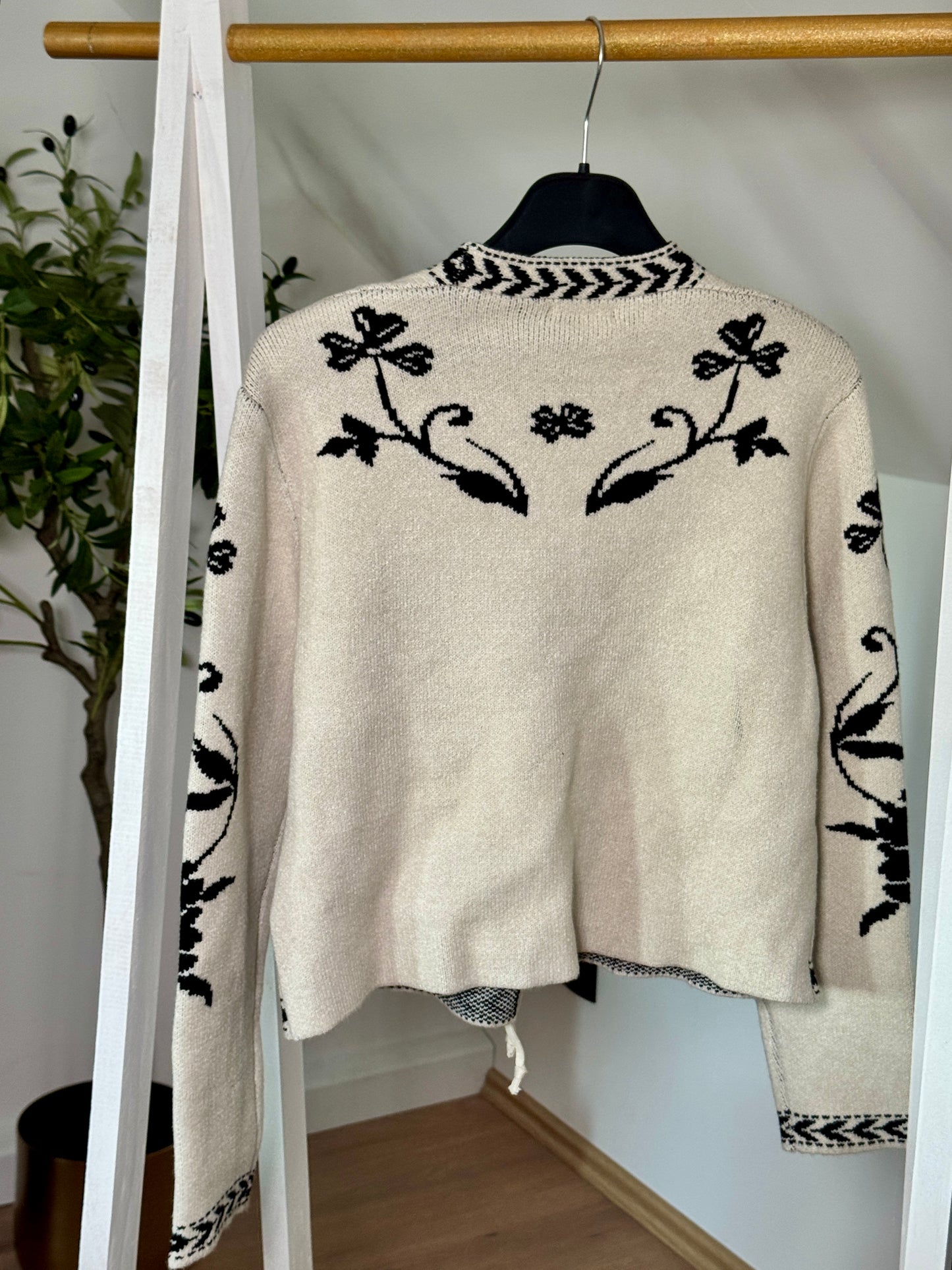 Strickjacke mit Blumenmuster & Bindeband – Schwarz oder Beige