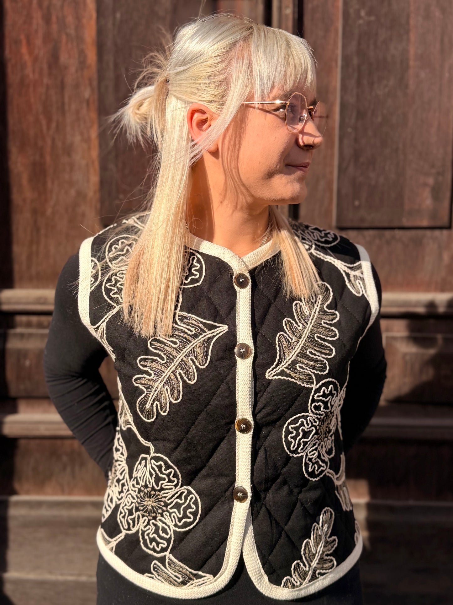 Gestepptes Weste mit Blumenstickerei – Schwarz/Beige