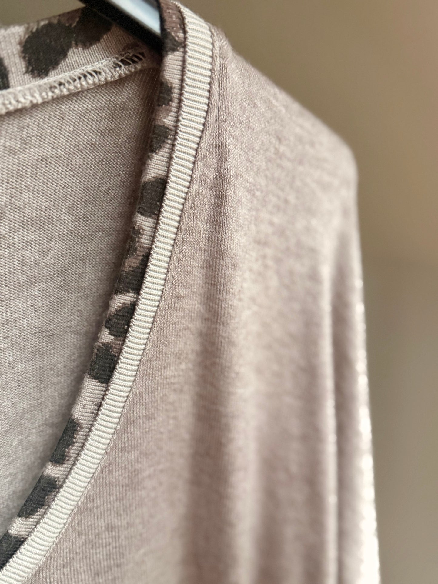 Weiches V-Neck Shirt mit Leo-Detail – Made in Italy | Lässiger Schnitt