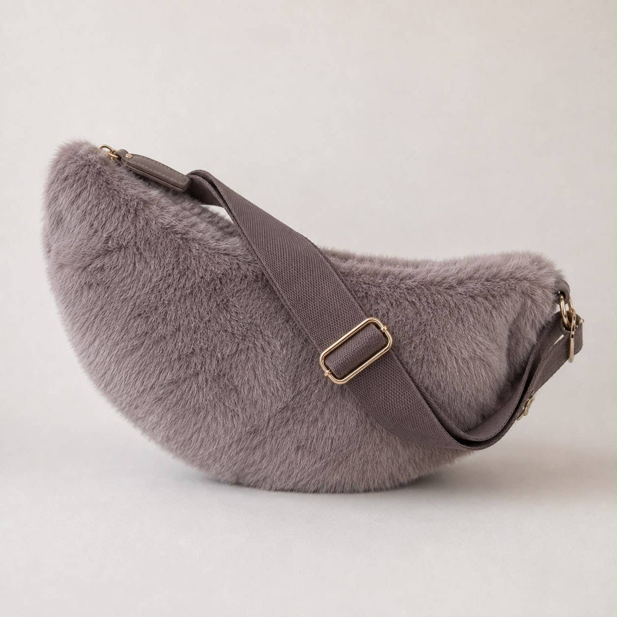 Flauschige Halbmondtasche | WAUW Fashion