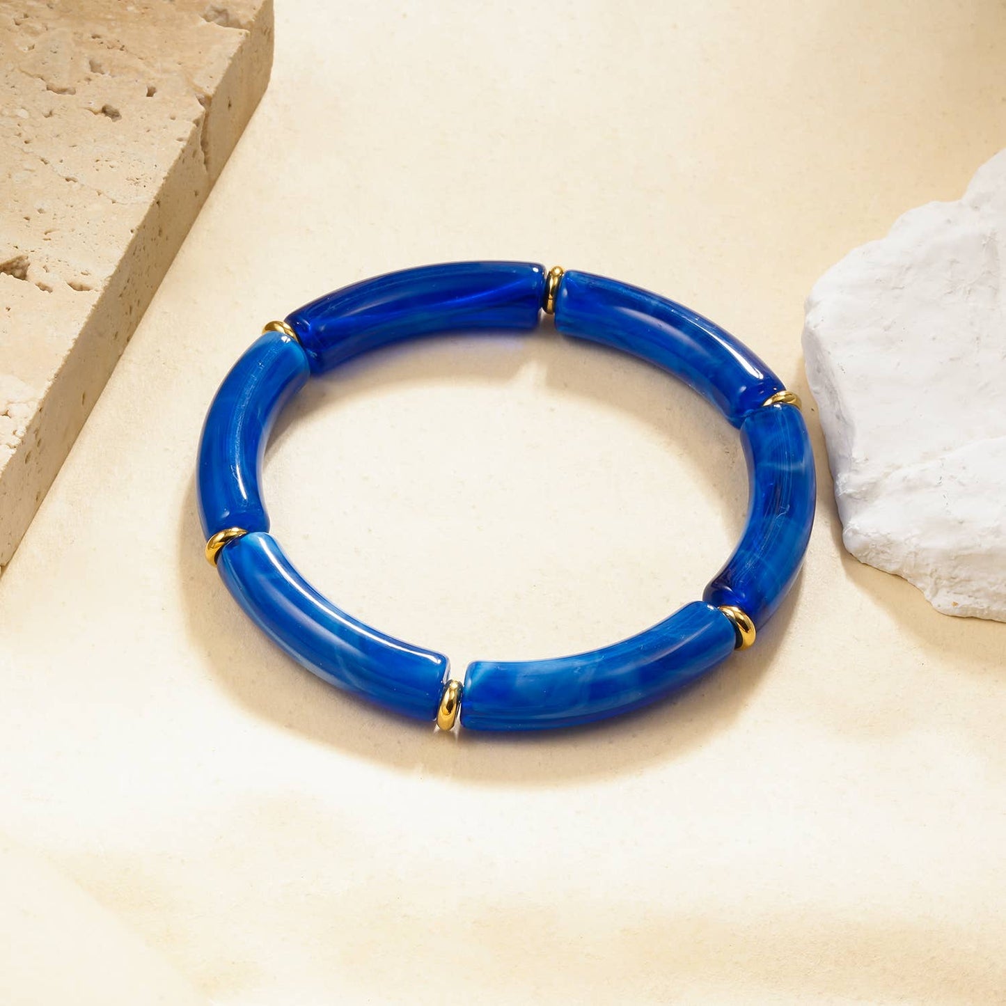 Elastisches Armband mit Segmenten in marmorierter blauer Harzoptik