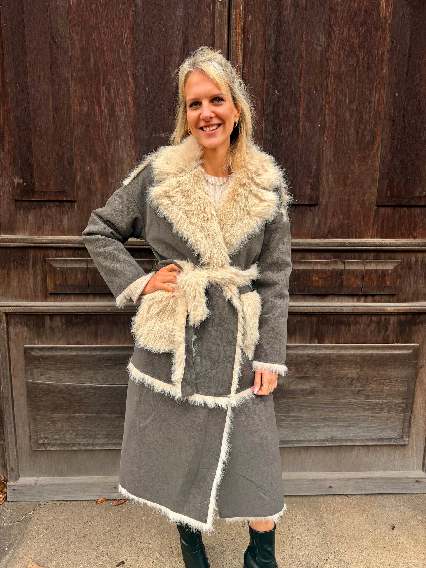 Elegante Winterjacke mit Faux-Fur-Besatz – Langer Damenmantel in Grau mit Bindegürtel