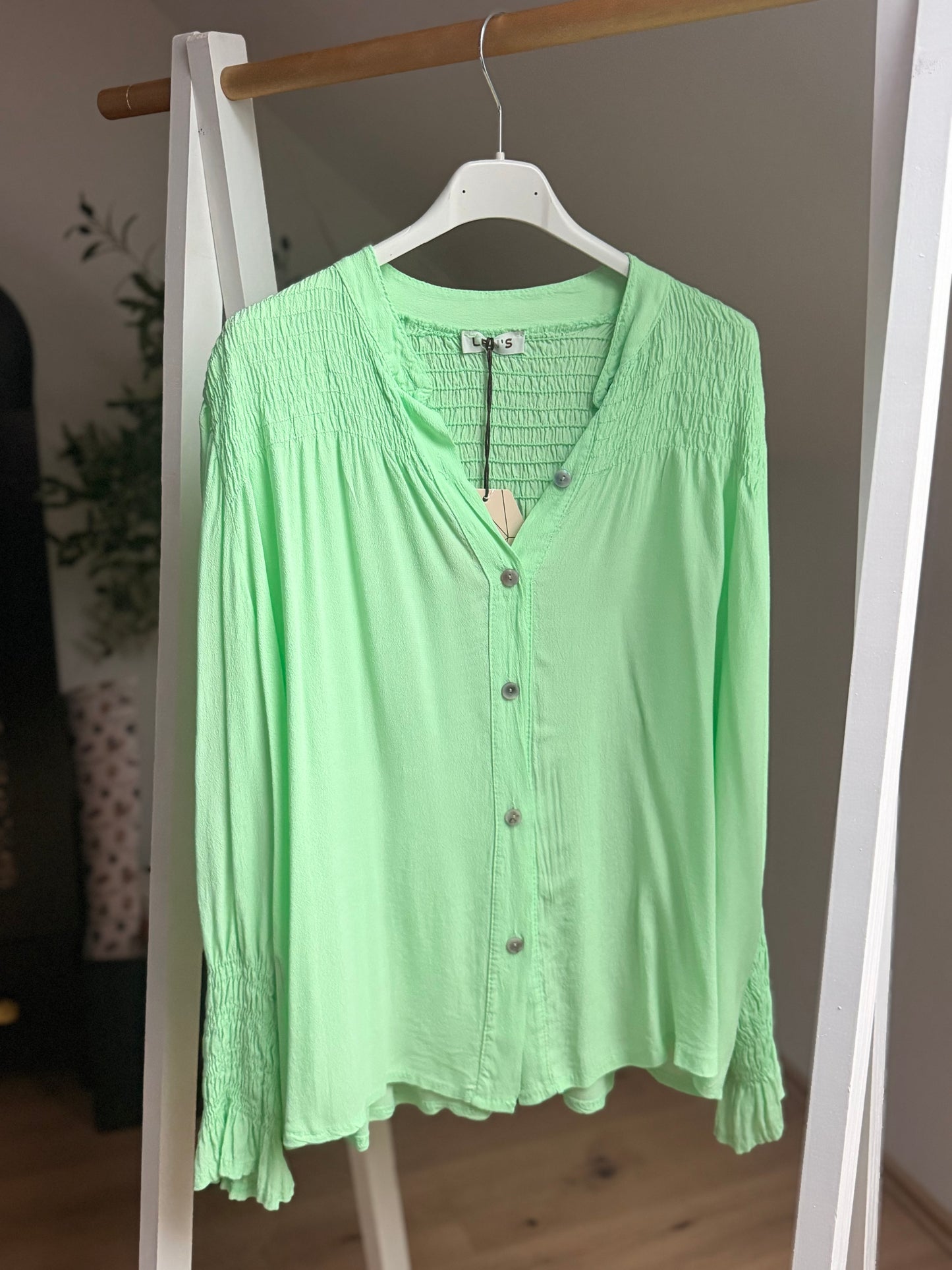 Leichte Viskose Bluse mit Smokdetails – Mintgrün | Made in Italy