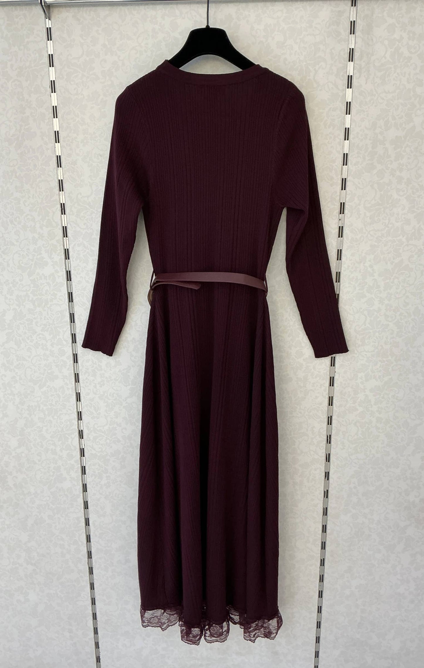 Langes Strickkleid mit Schmuckgürtel [10660]