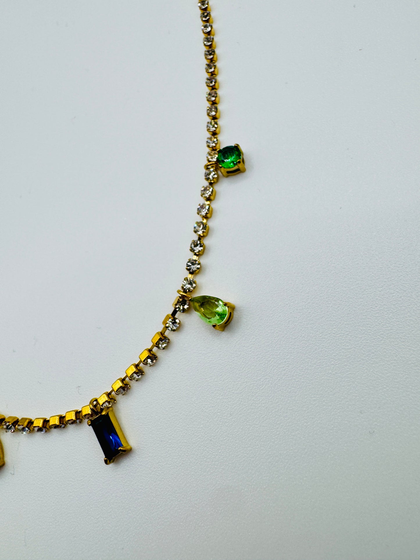 Santorini – Bunte Strasskette mit Glasanhängern (vergoldet)