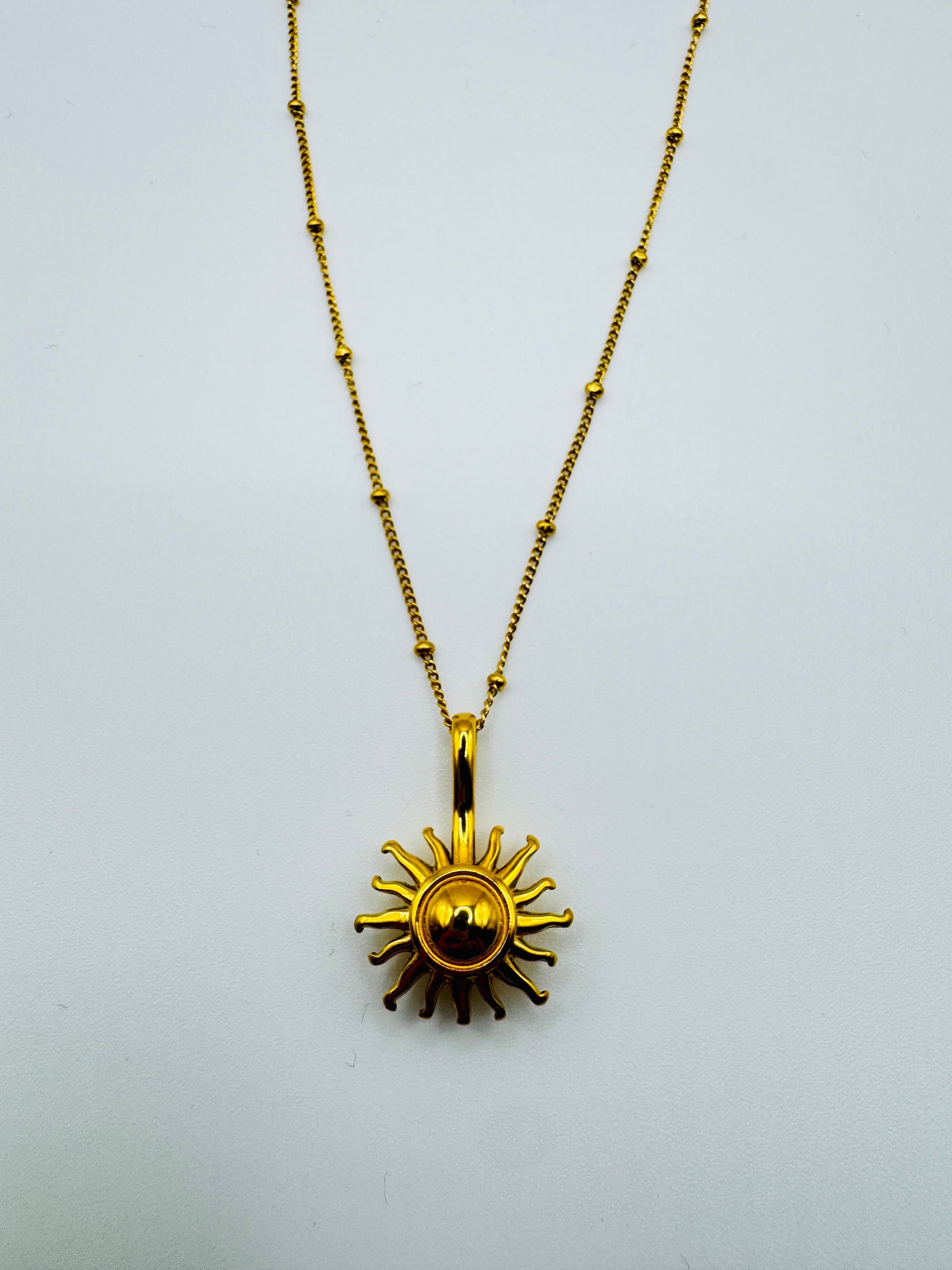 Sunshine Glow – Kette mit Sonnenanhänger (vergoldet)