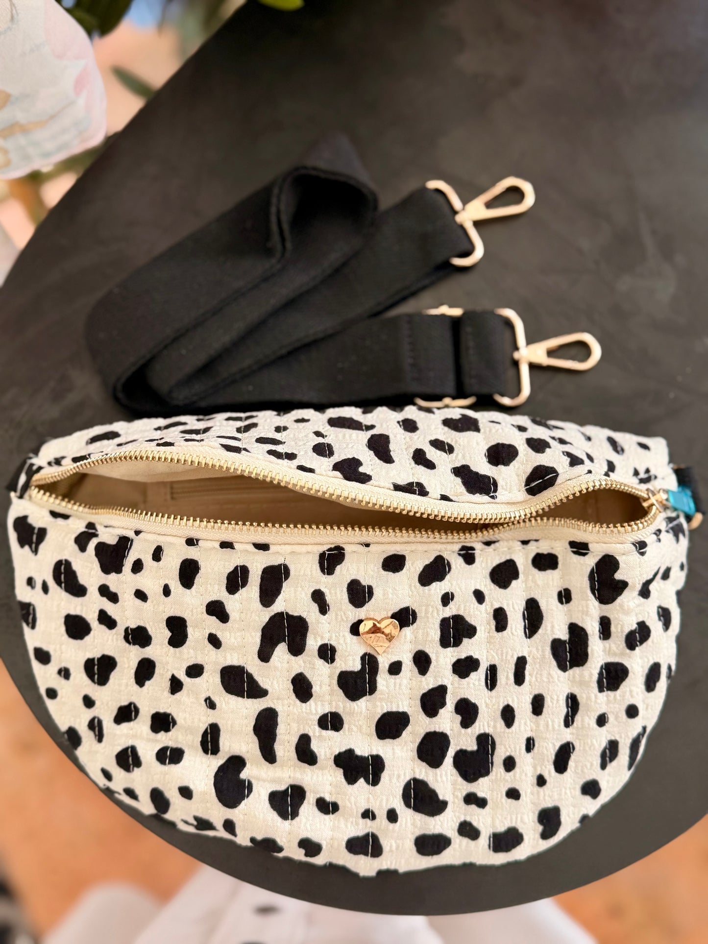 Stofftasche mit Leo-Print – Crossbody & Bauchtasche in Schwarz-Weiß