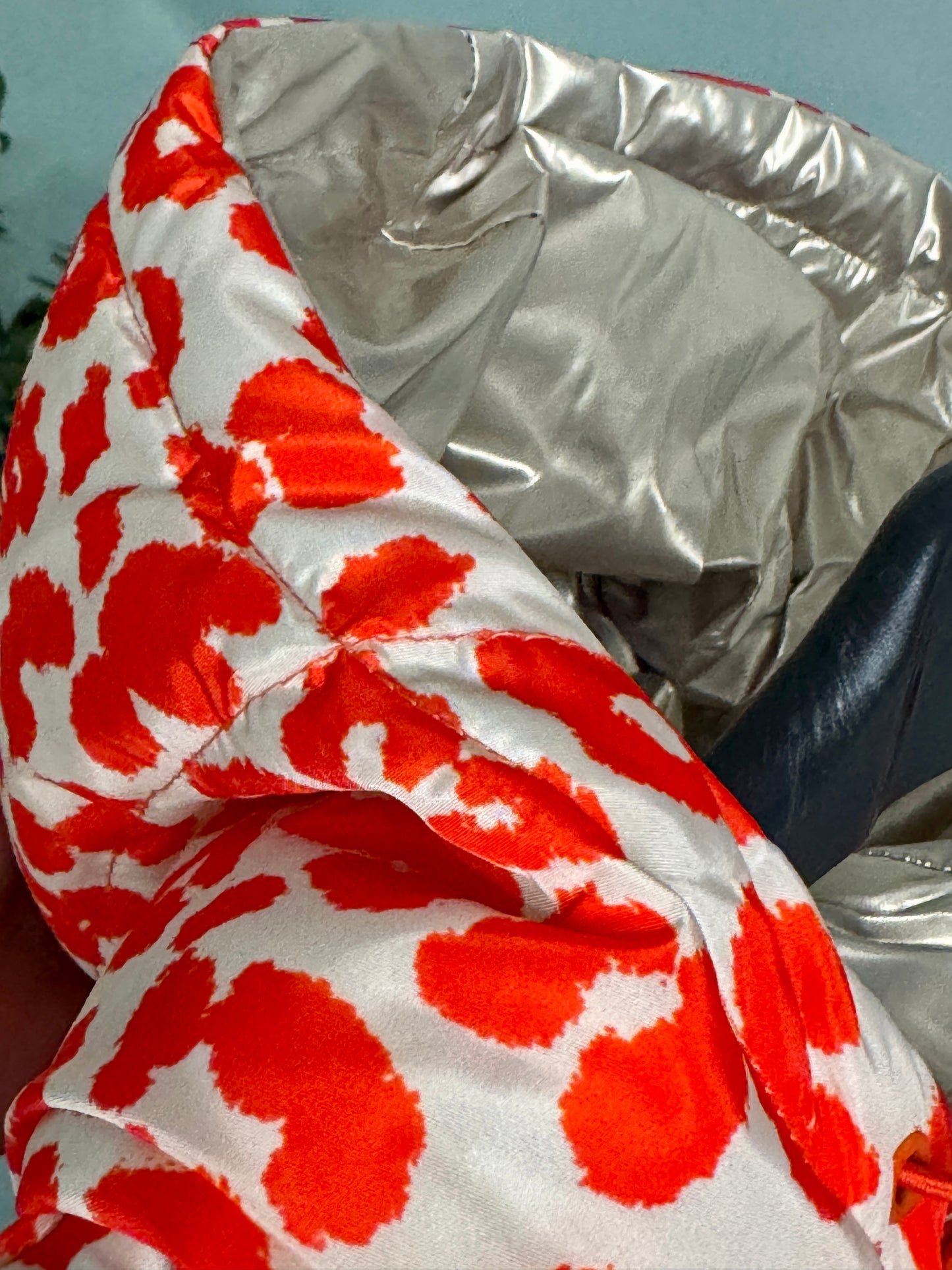 Weste mit rotem Leo-Print – Trendige Damen Weste mit Kapuze