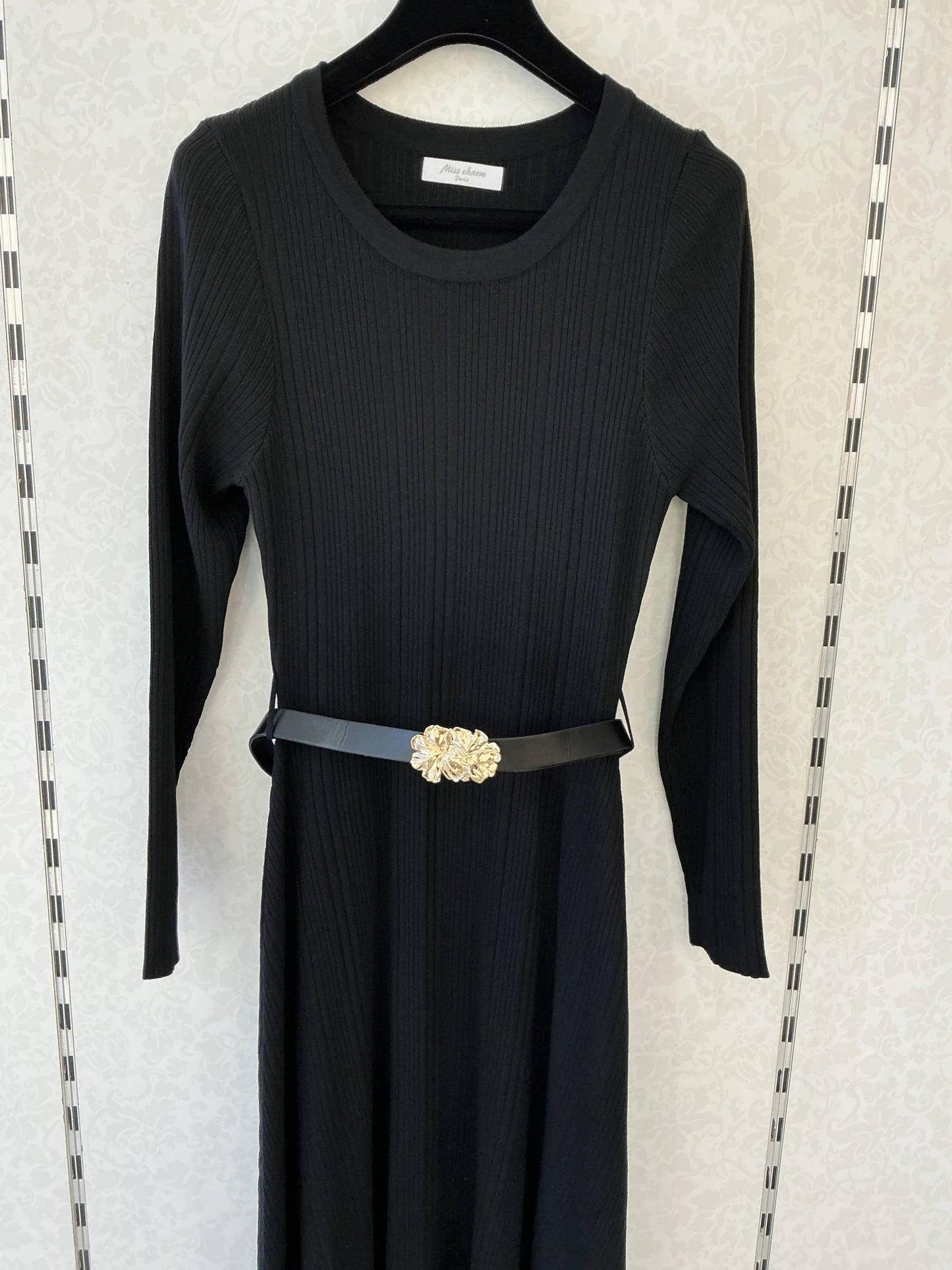 Langes Strickkleid mit Schmuckgürtel [10660]