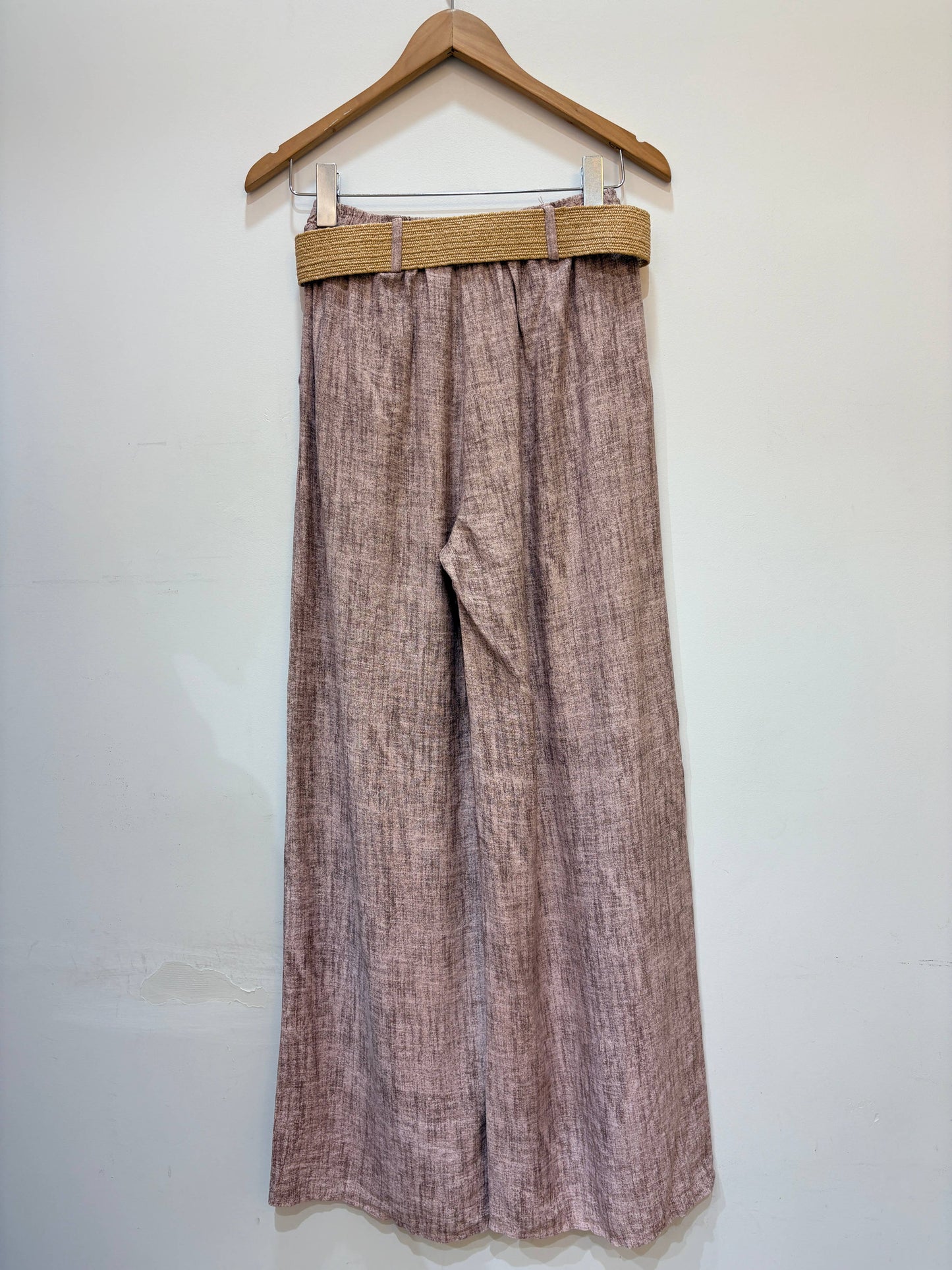 Weit geschnittene, fließende Hose mit elastischem Bund und Gürtel PPN2655