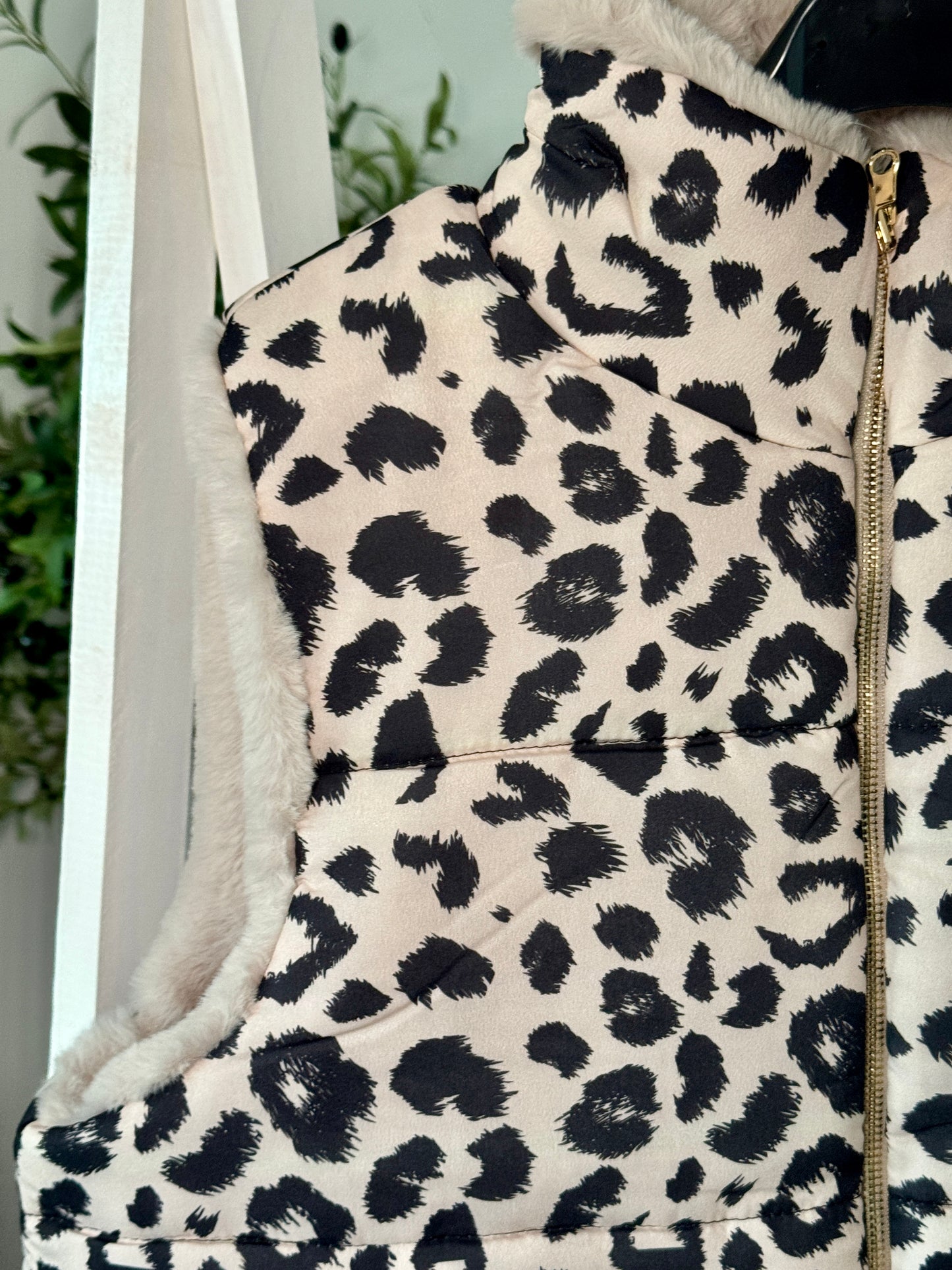 Leopardenprint Weste – Flauschig, Warm & Stylisch