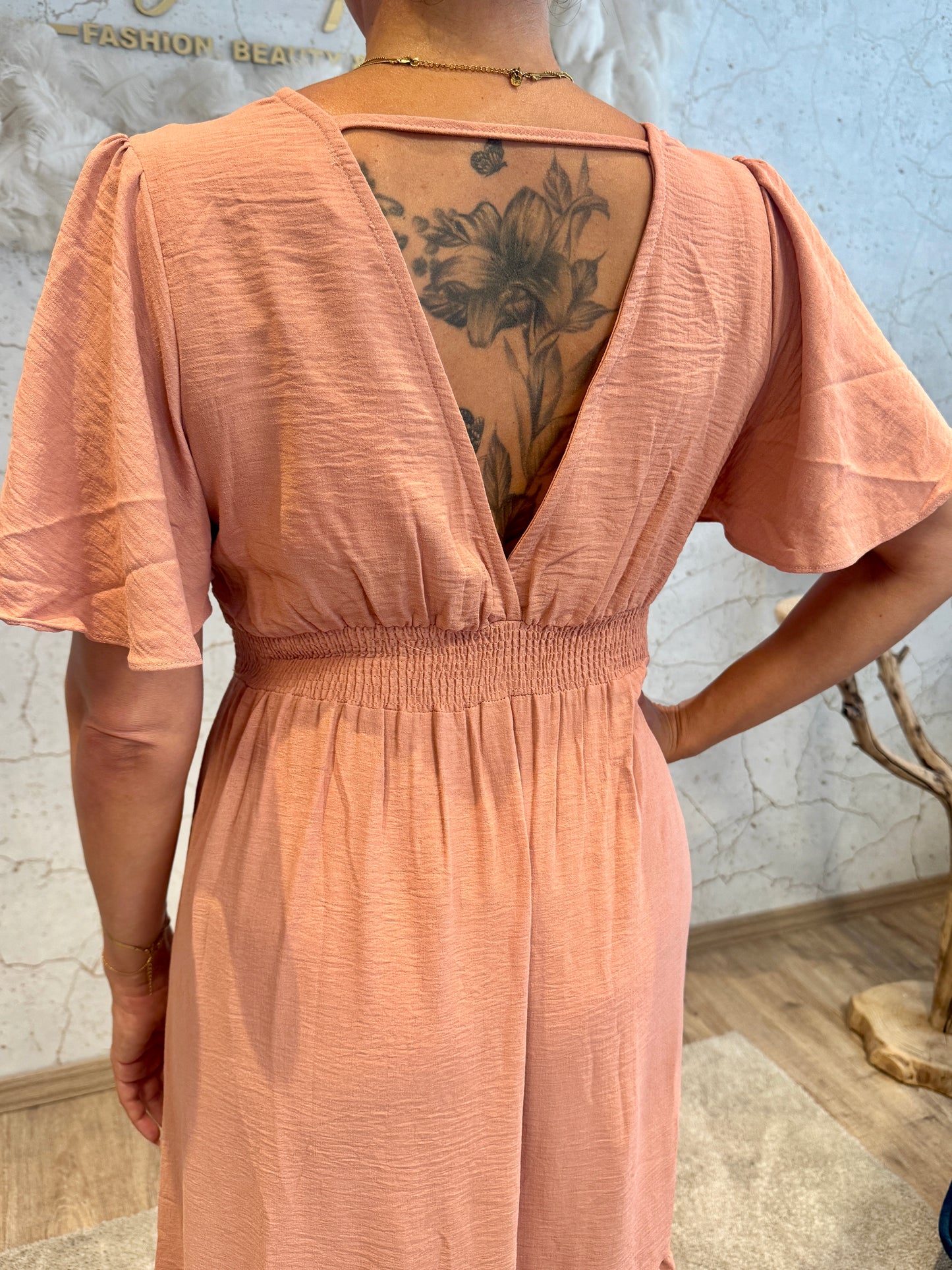 Boho Maxikleid mit V-Ausschnitt – fließendes Sommerkleid in Altrosa | Kurzarm & Stufendesign