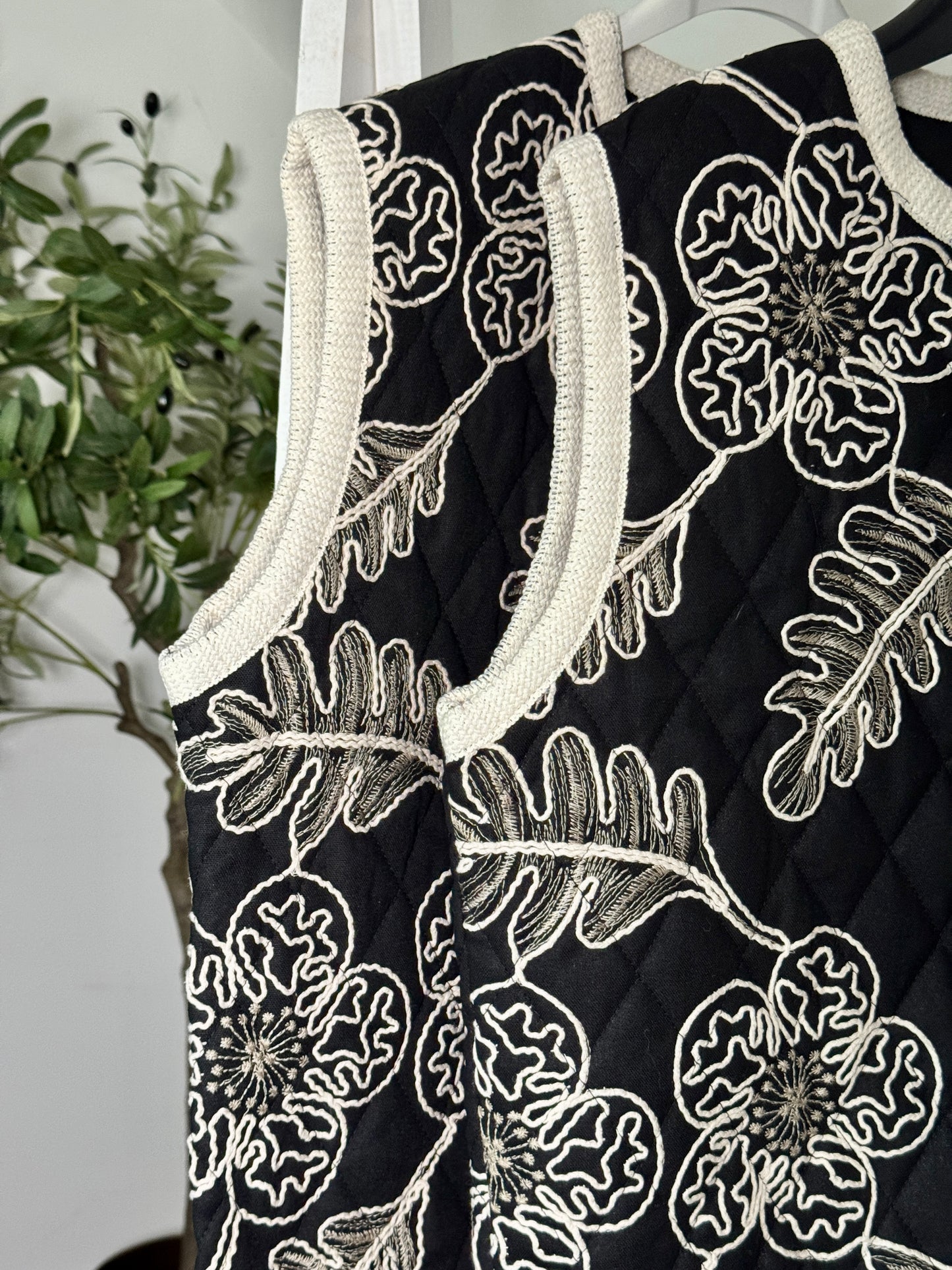 Gestepptes Weste mit Blumenstickerei – Schwarz/Beige