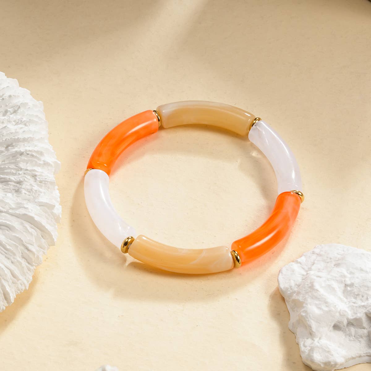 Elastisches Armband aus dreifarbigem Harz in Beige