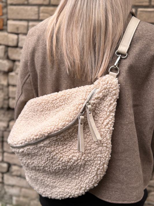 Oversized Teddy-Bauchtasche in Beige – Kuschelig & Stylisch
