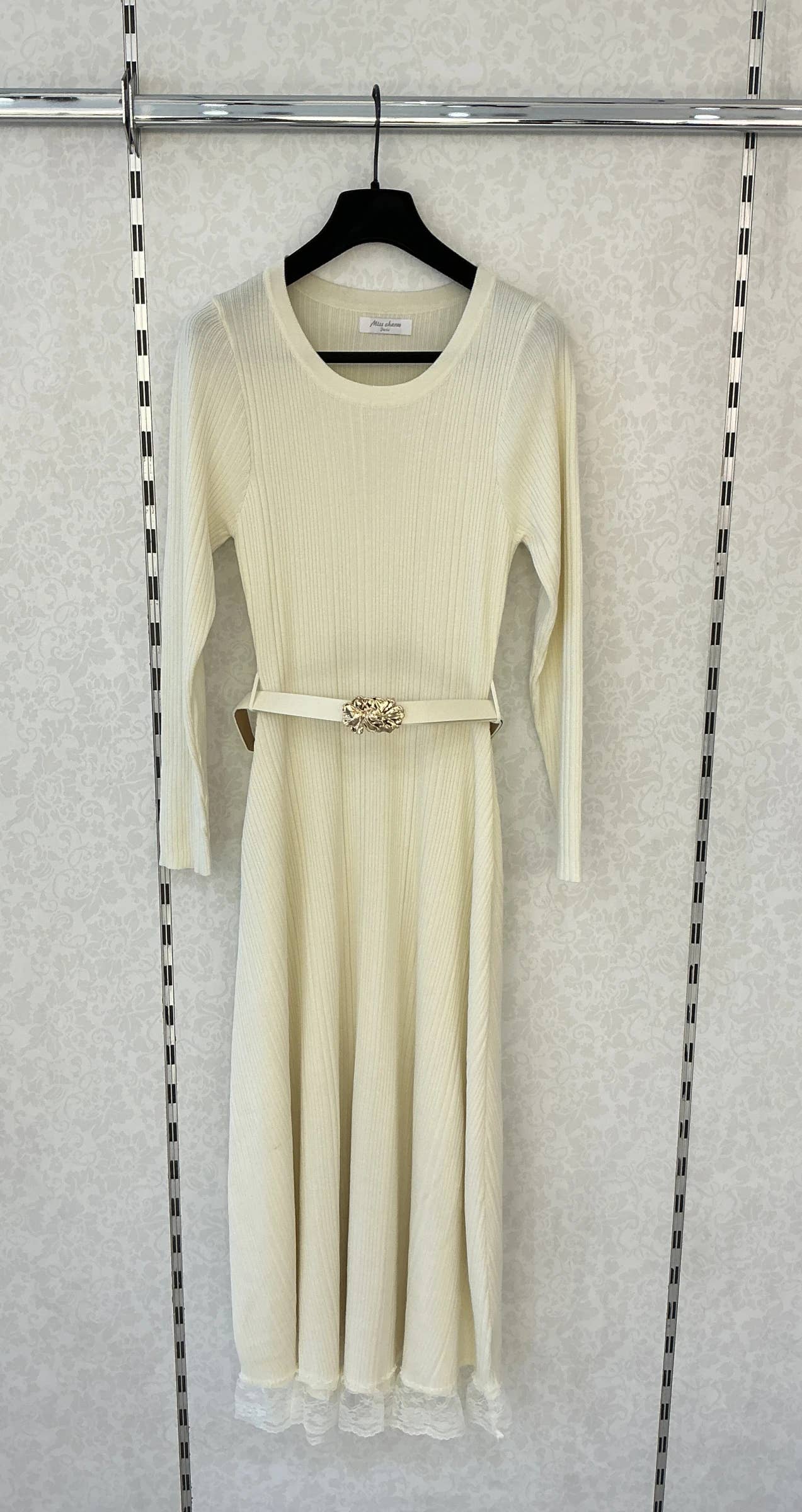 Langes Strickkleid mit Schmuckgürtel [10660]