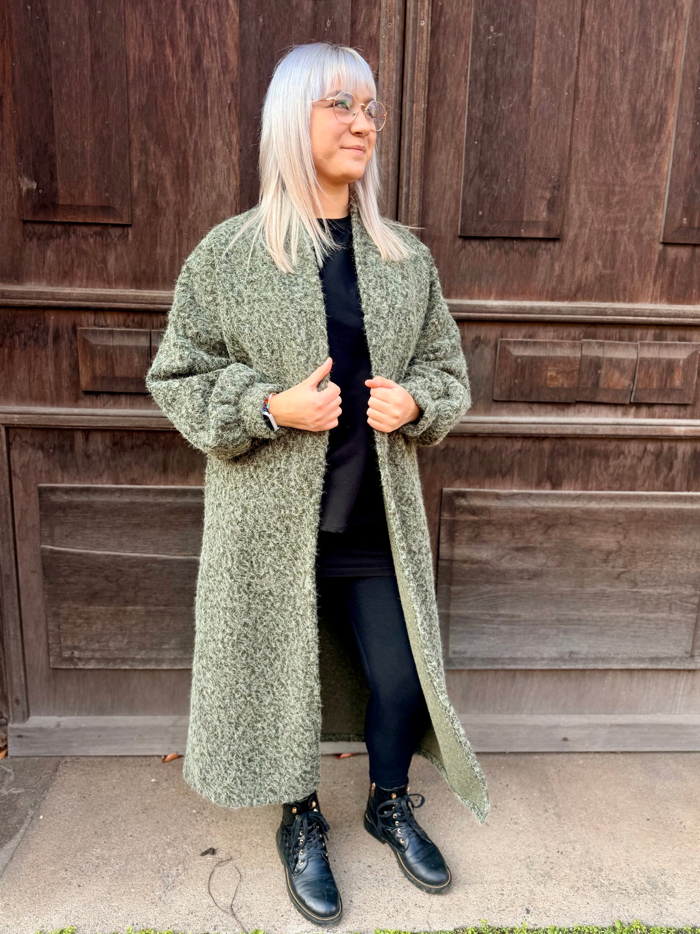 “Cozy Chic” – Oversized Mantel in Trendfarben | Damenmantel in Schwarz, Oliv & Camel