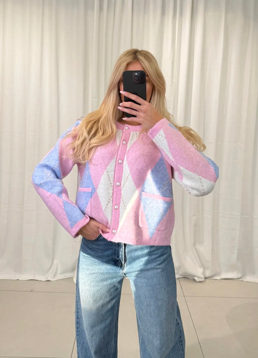 Pastell Argyle Cardigan Pullover – weicher Strick mit Knopfleiste in Rosa