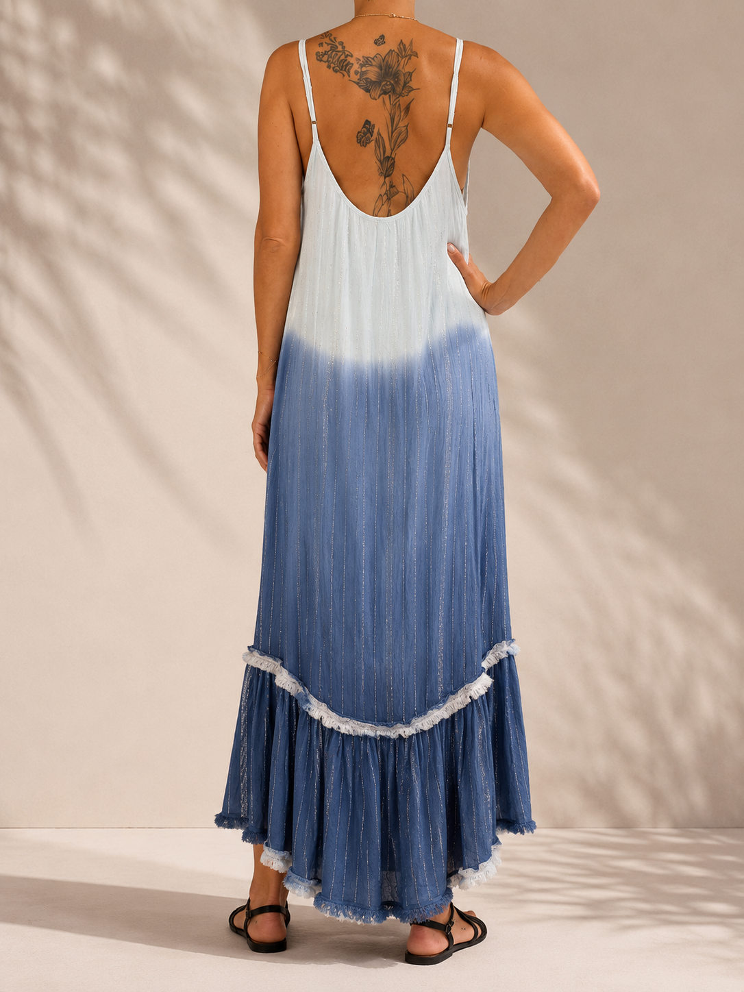 Boho Maxikleid mit Farbverlauf & Glitzerdetails – Trägerkleid in Blau-Weiß