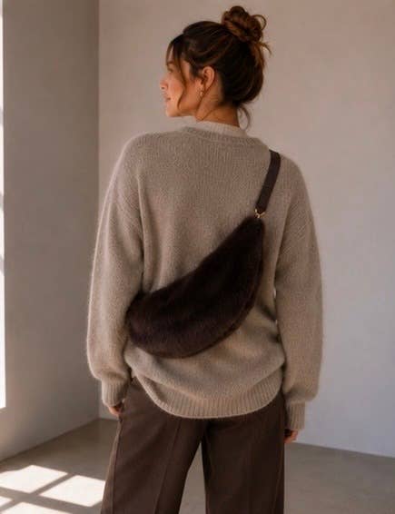 Flauschige Halbmondtasche | WAUW Fashion