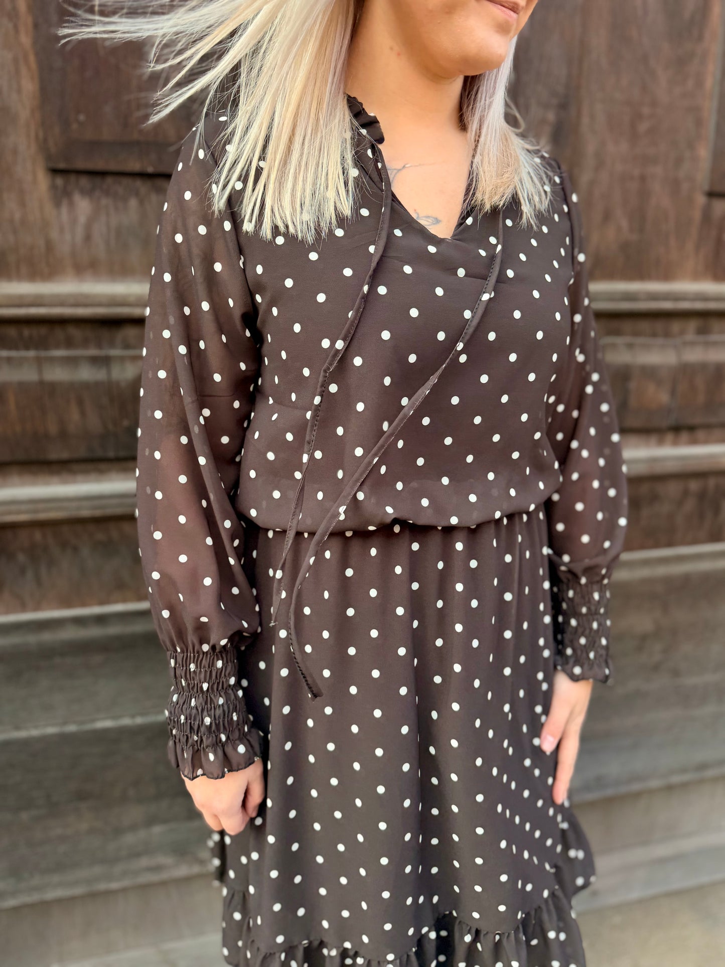 Elegantes Polka-Dot-Kleid mit Rüschen & langen Ärmeln – in drei Farben