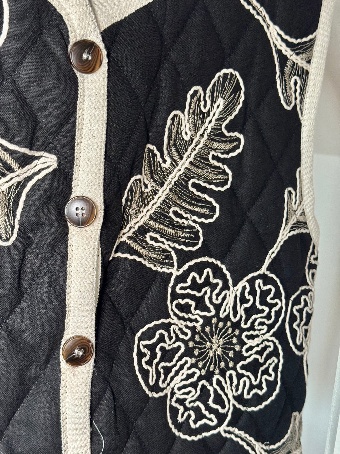 Gestepptes Weste mit Blumenstickerei – Schwarz/Beige