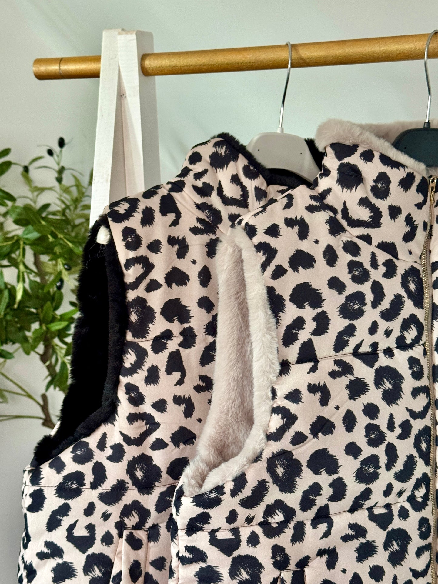 Leopardenprint Weste – Flauschig, Warm & Stylisch