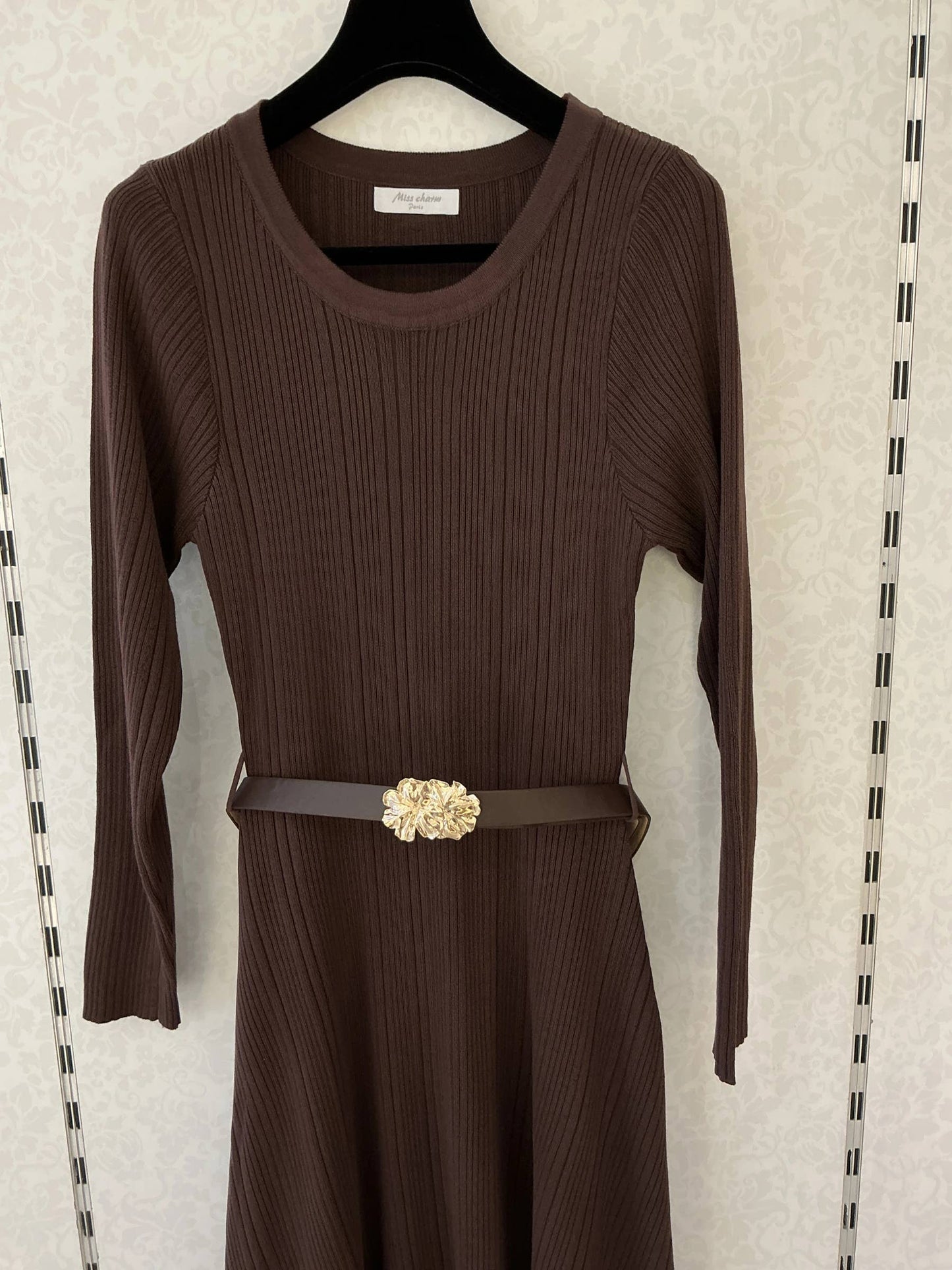 Langes Strickkleid mit Schmuckgürtel [10660]