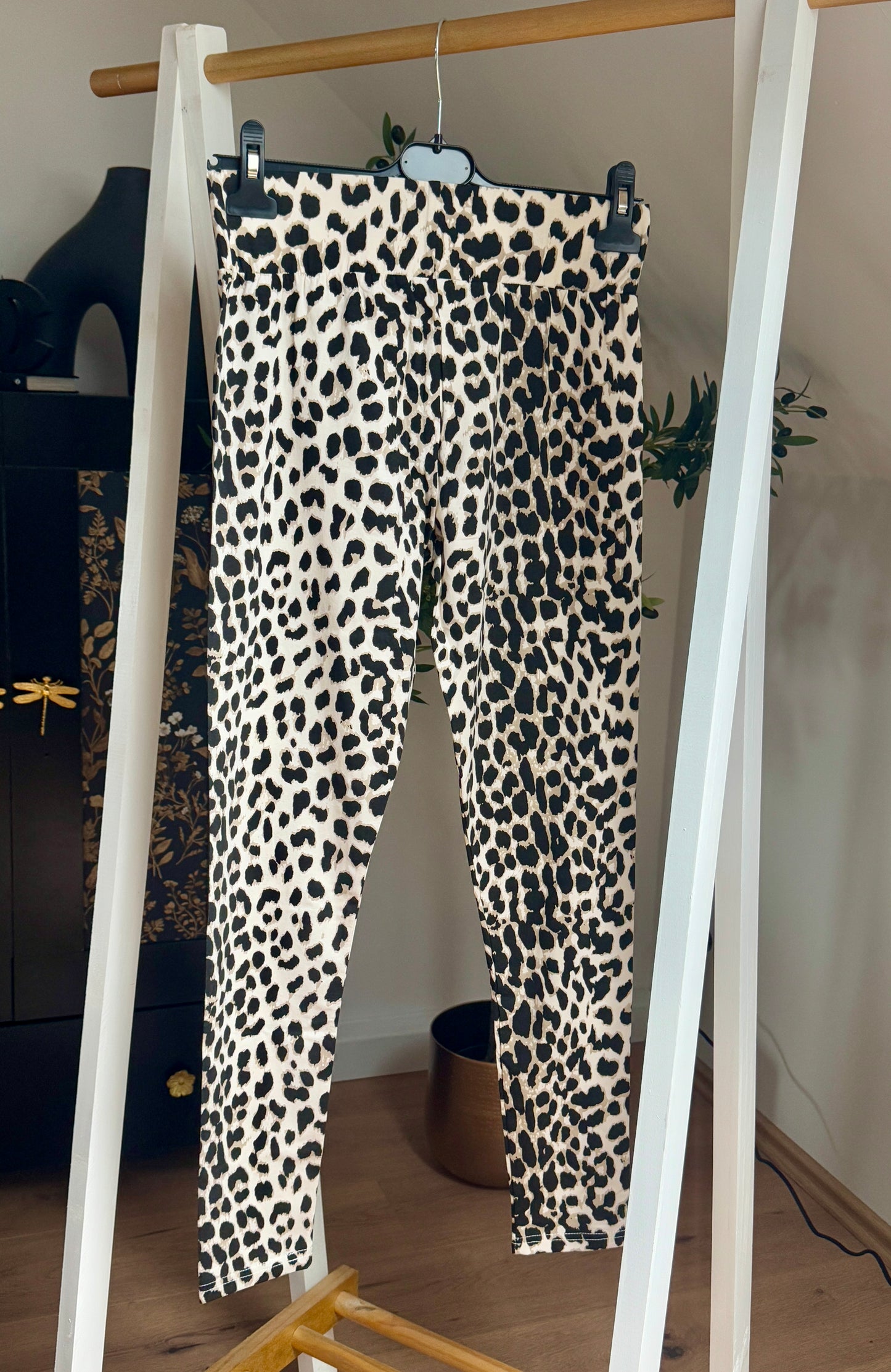 Wild Chic: High Waist Leggings im Leo-Look