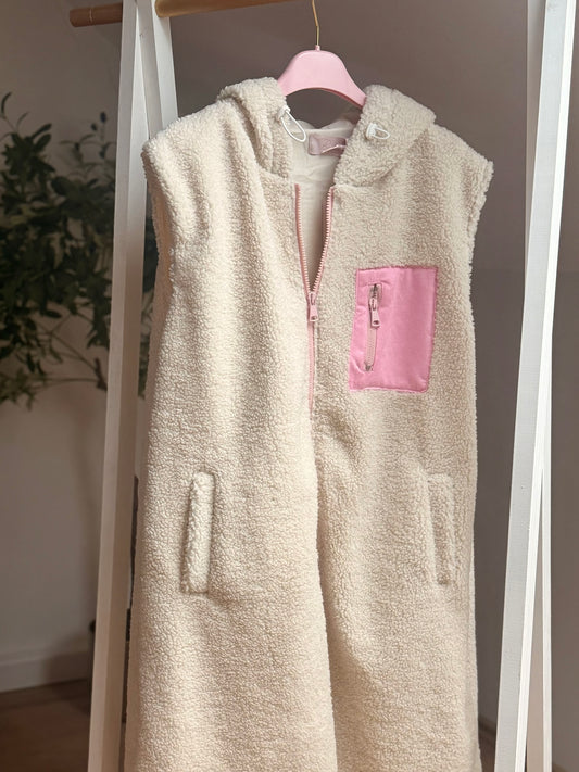 Teddy Weste mit Kapuze & pinker Tasche – Cozy Sleeveless Jacket, Made in Italy