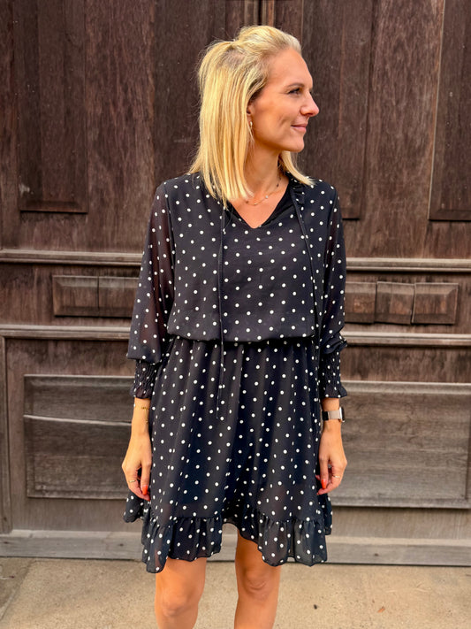 Elegantes Polka-Dot-Kleid mit Rüschen & langen Ärmeln – in drei Farben