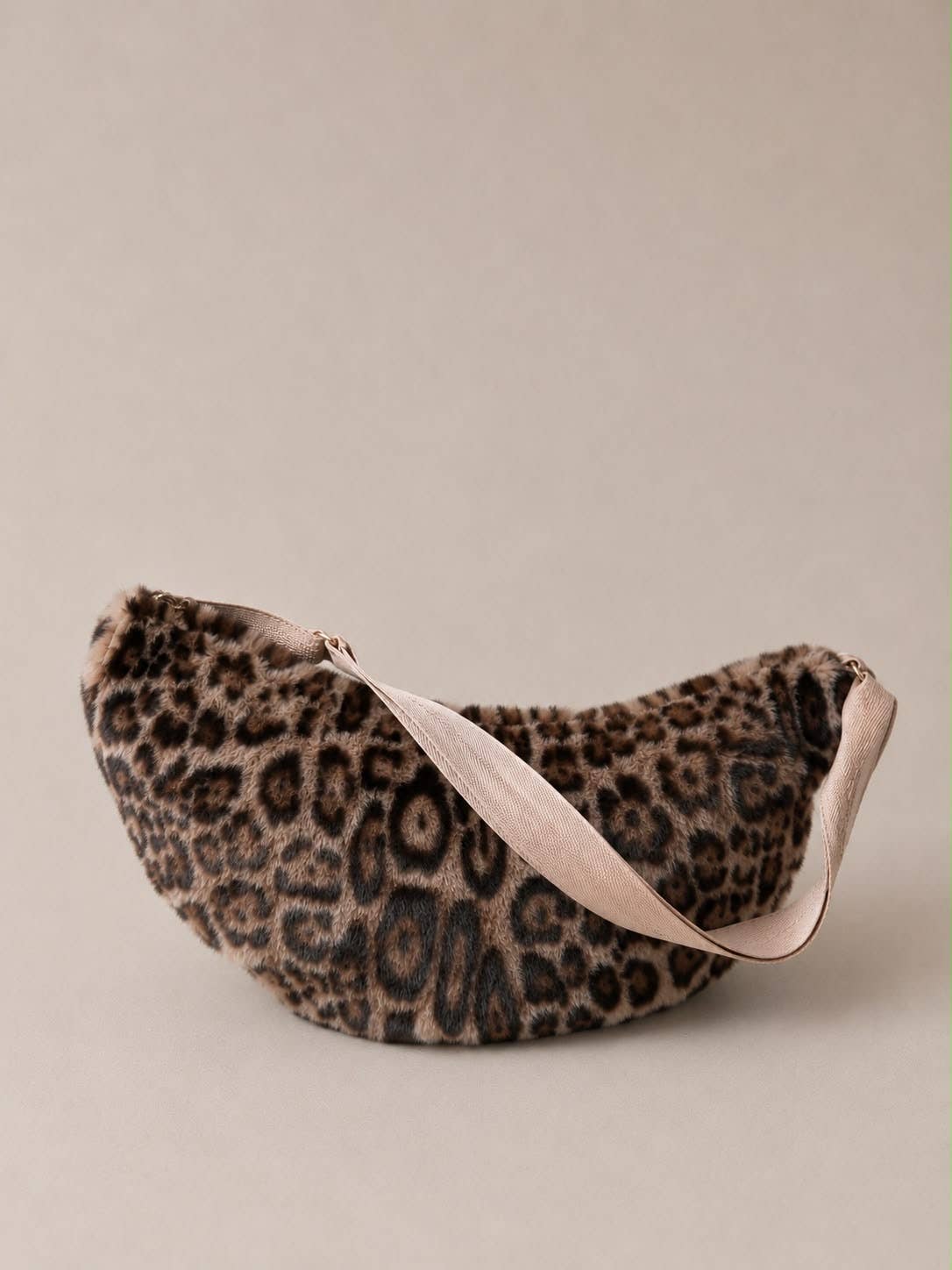 Flauschige Halbmondtasche | WAUW Fashion