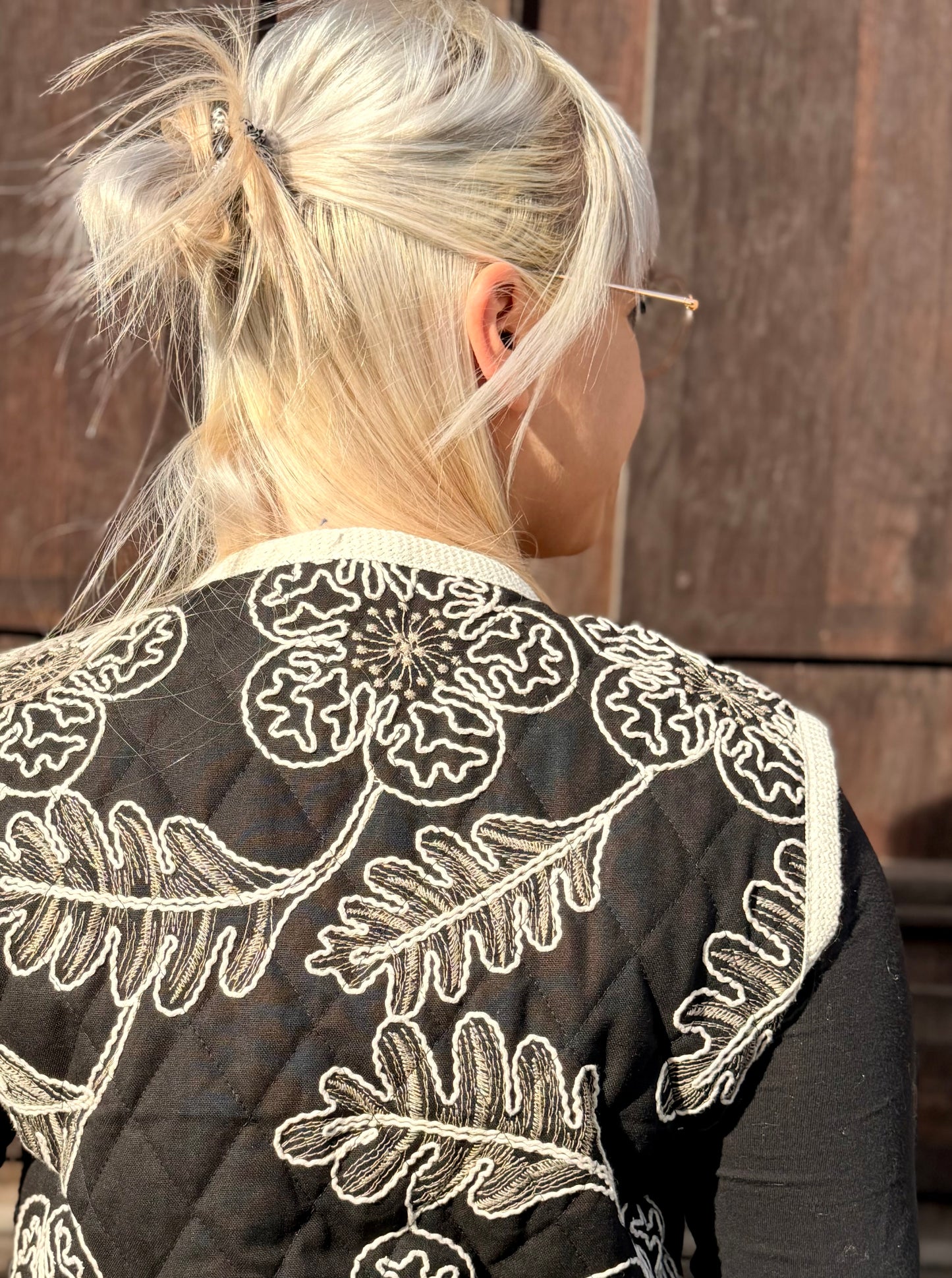 Gestepptes Weste mit Blumenstickerei – Schwarz/Beige