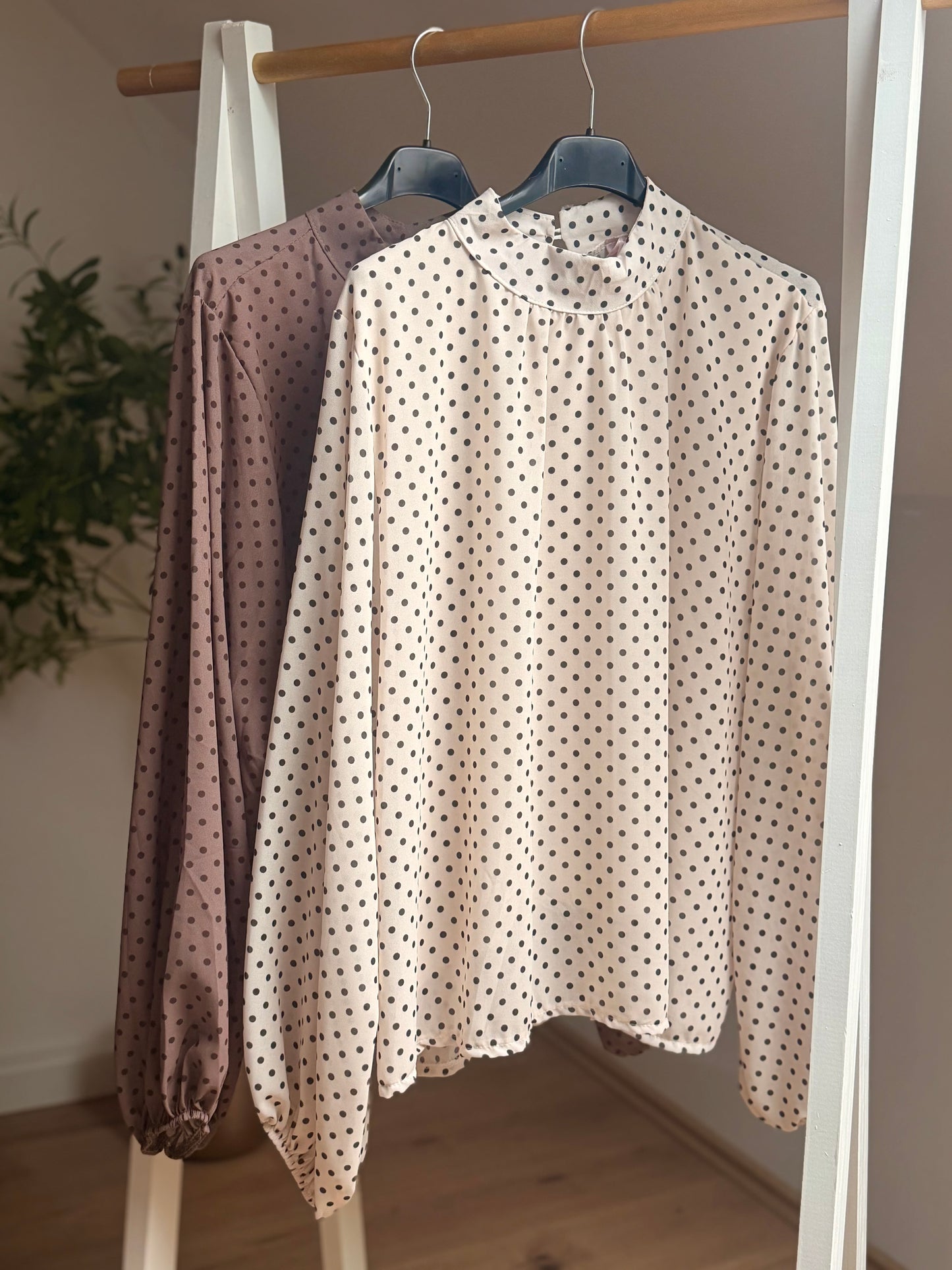 Elegante Polka-Dot Bluse mit Stehkragen – Luftig, feminin & figurumspielen