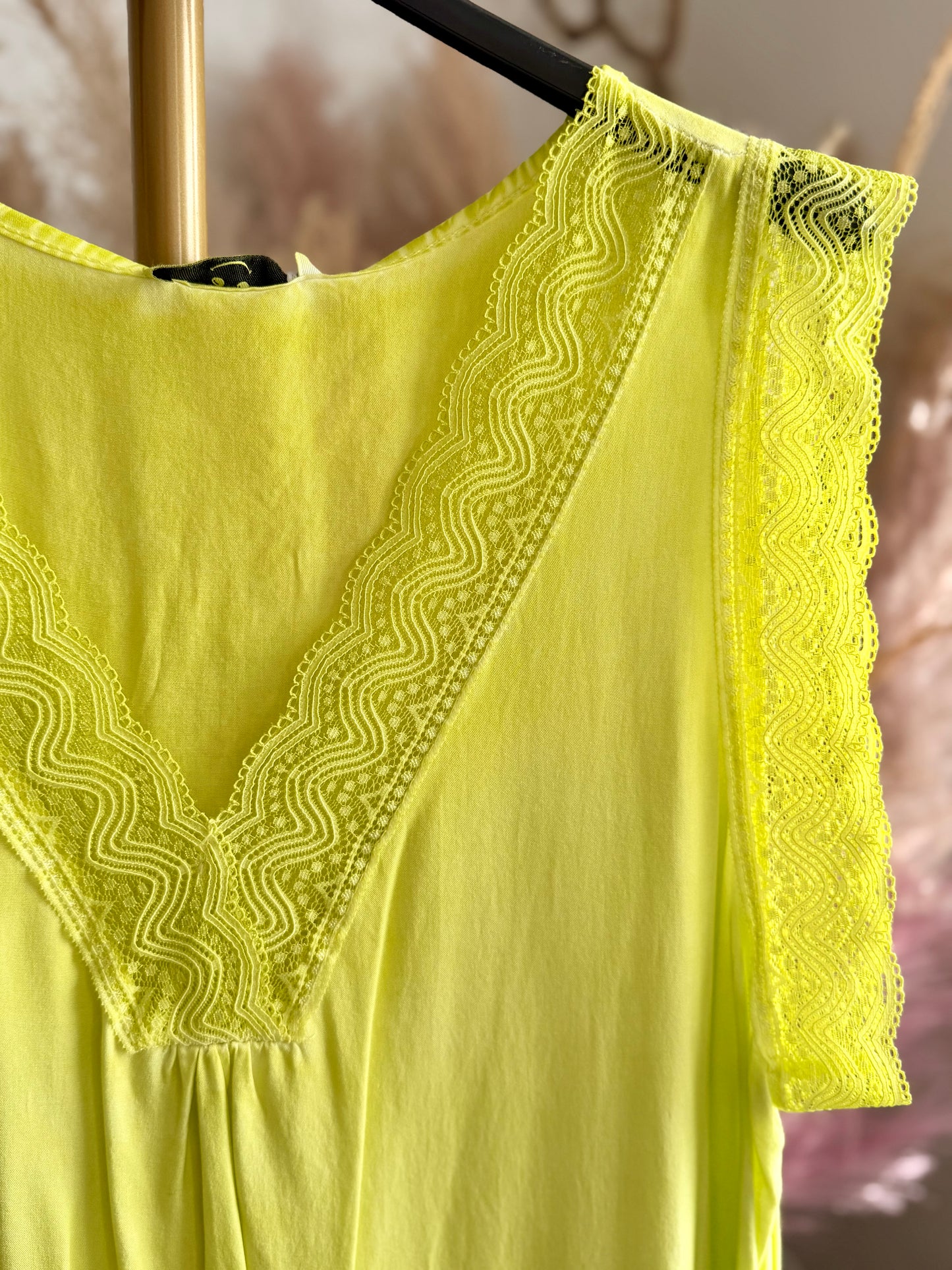 Bluse „Lace Vibes“ – Sommer Top mit Spitzendetails & V-Ausschnitt (Pink & Neon Lime)