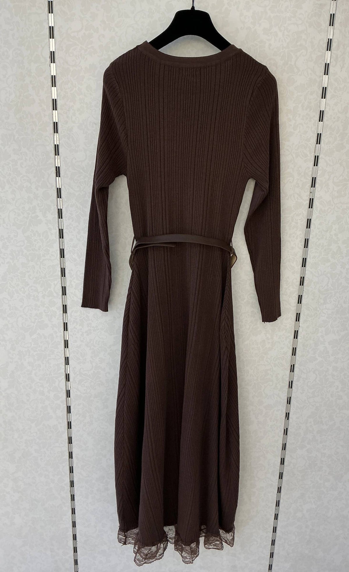 Langes Strickkleid mit Schmuckgürtel [10660]
