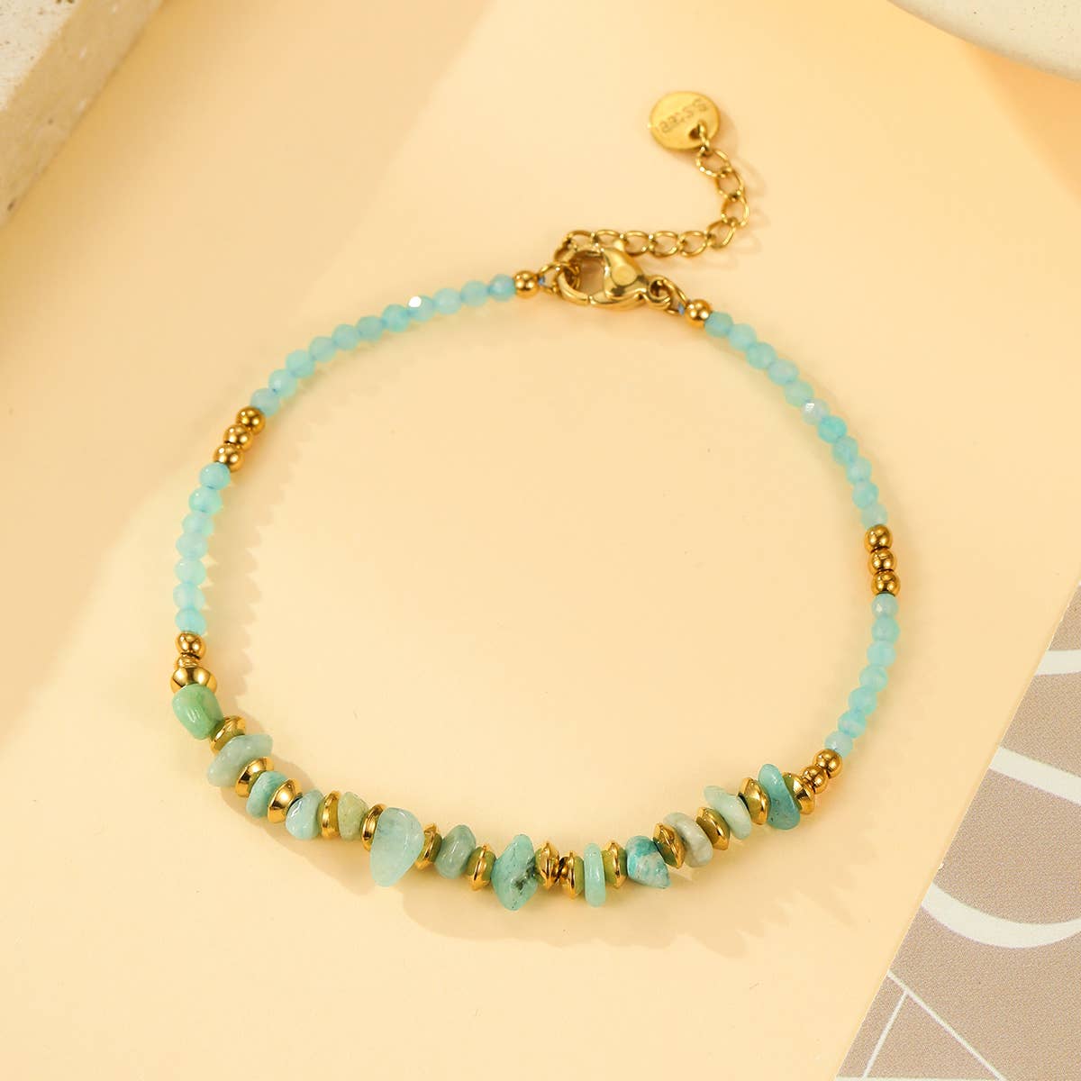 Goldenes Armband mit facettierten Lagunenblauen Perlen