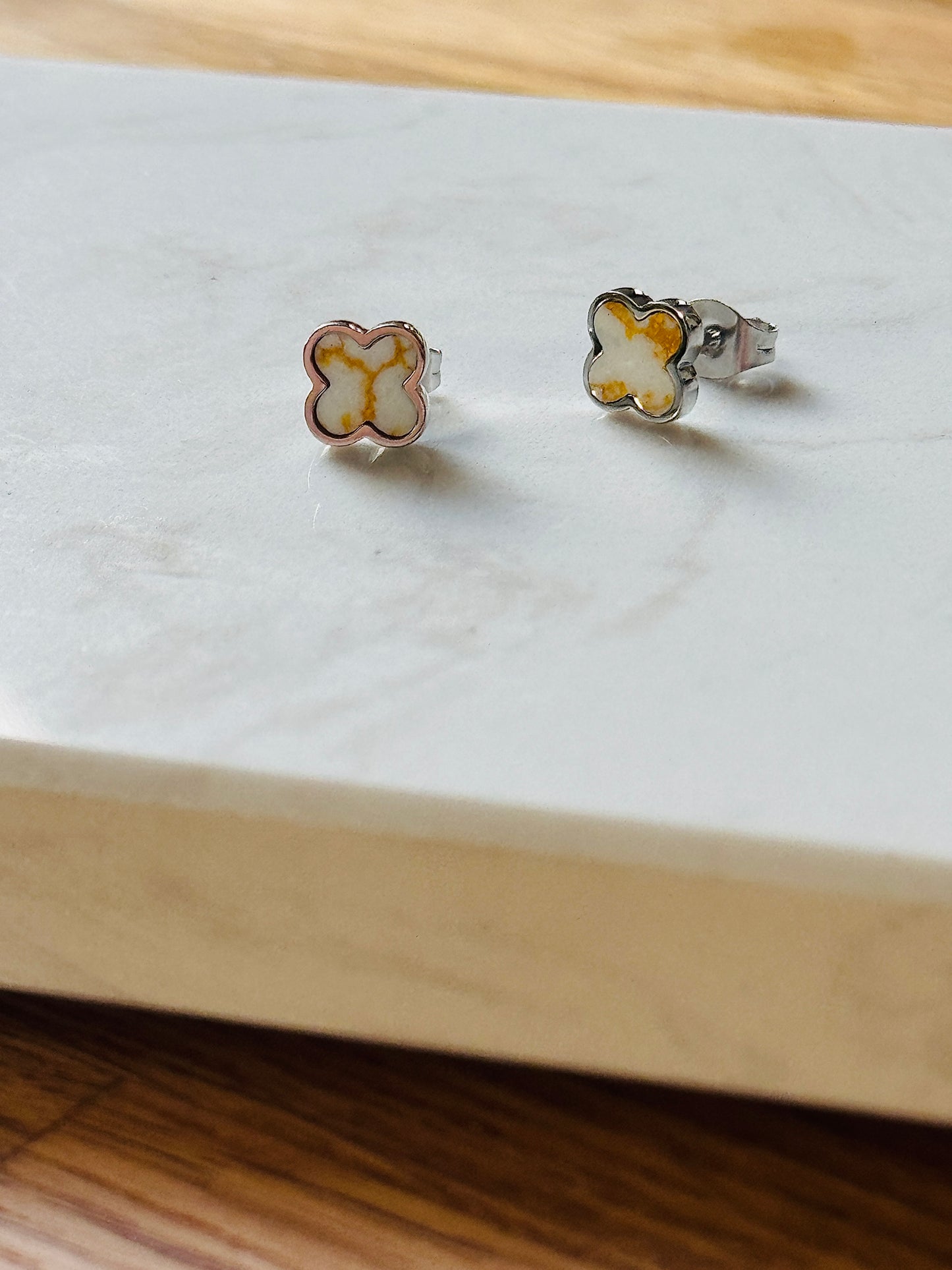 White-Gold Clover Ohrstecker | 18K vergoldet