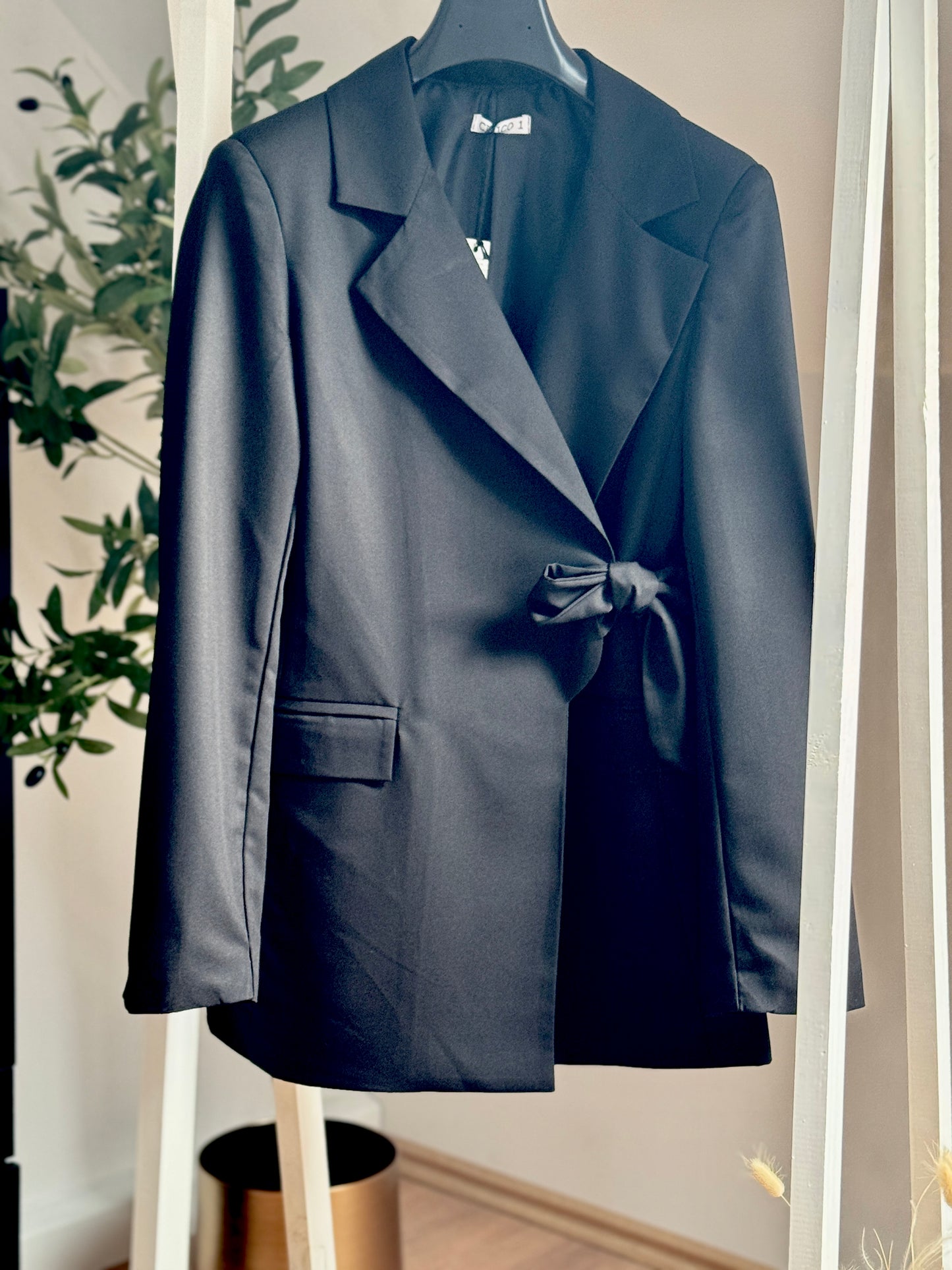 Eleganter Blazer mit Schleifendetail – in Schwarz & Rosa erhältlich