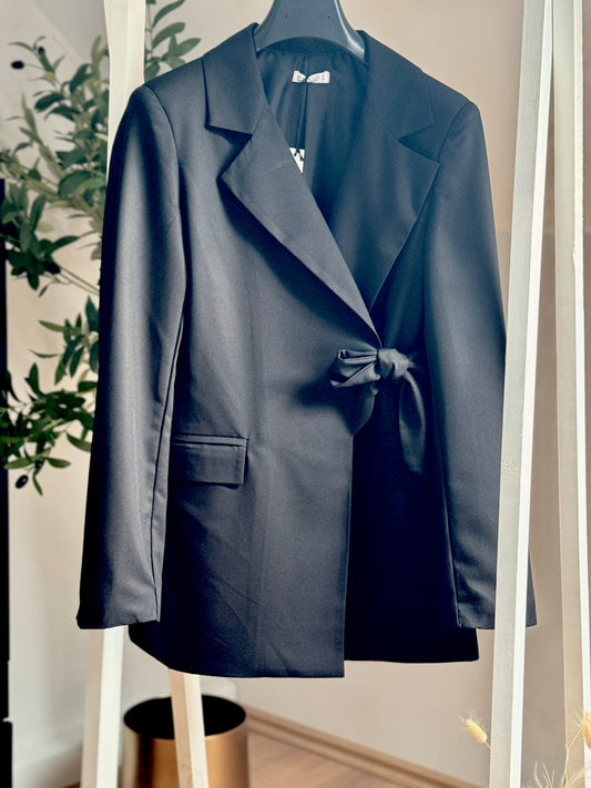 Eleganter Blazer mit Schleifendetail – in Schwarz & Rosa erhältlich