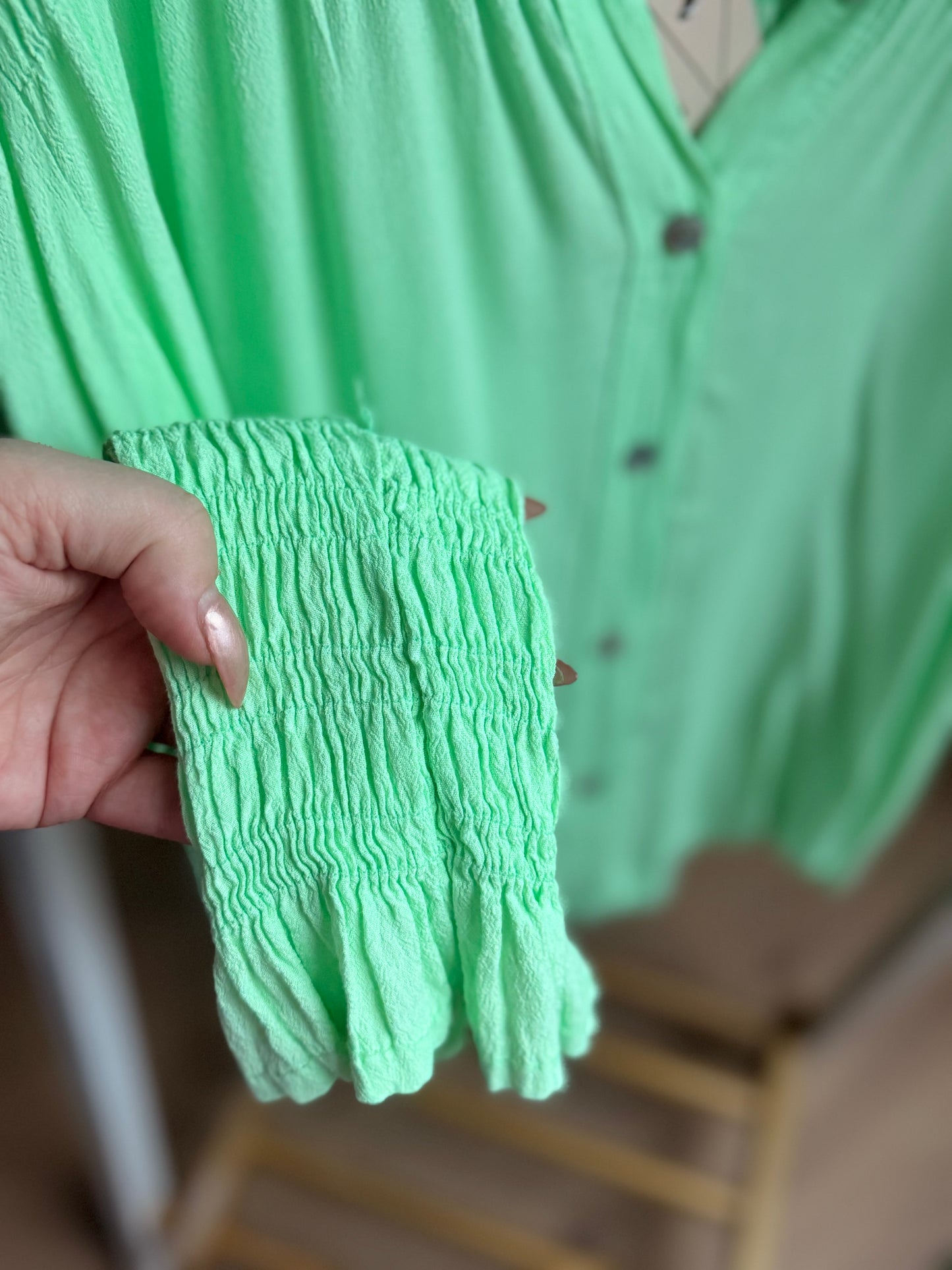 Leichte Viskose Bluse mit Smokdetails – Mintgrün | Made in Italy
