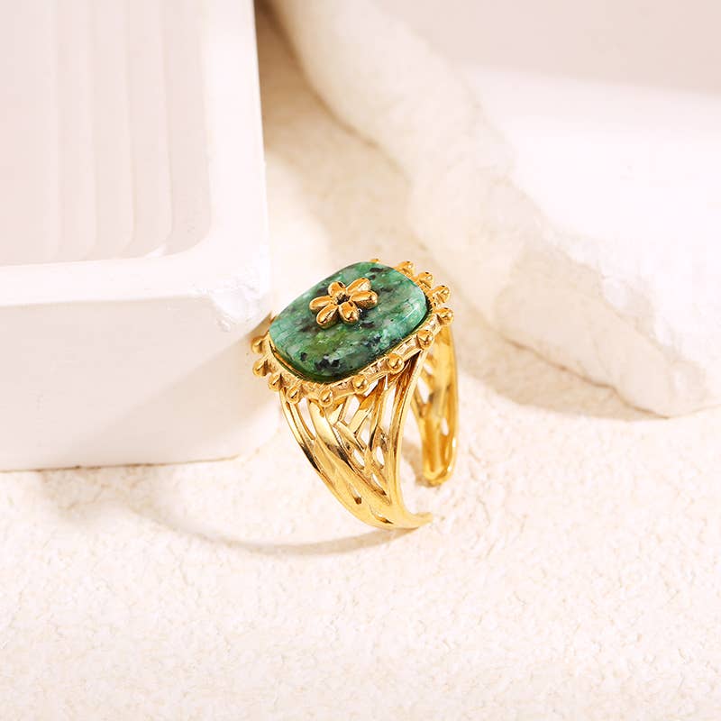 Durchbrochener goldener Ring mit rechteckigem Stein