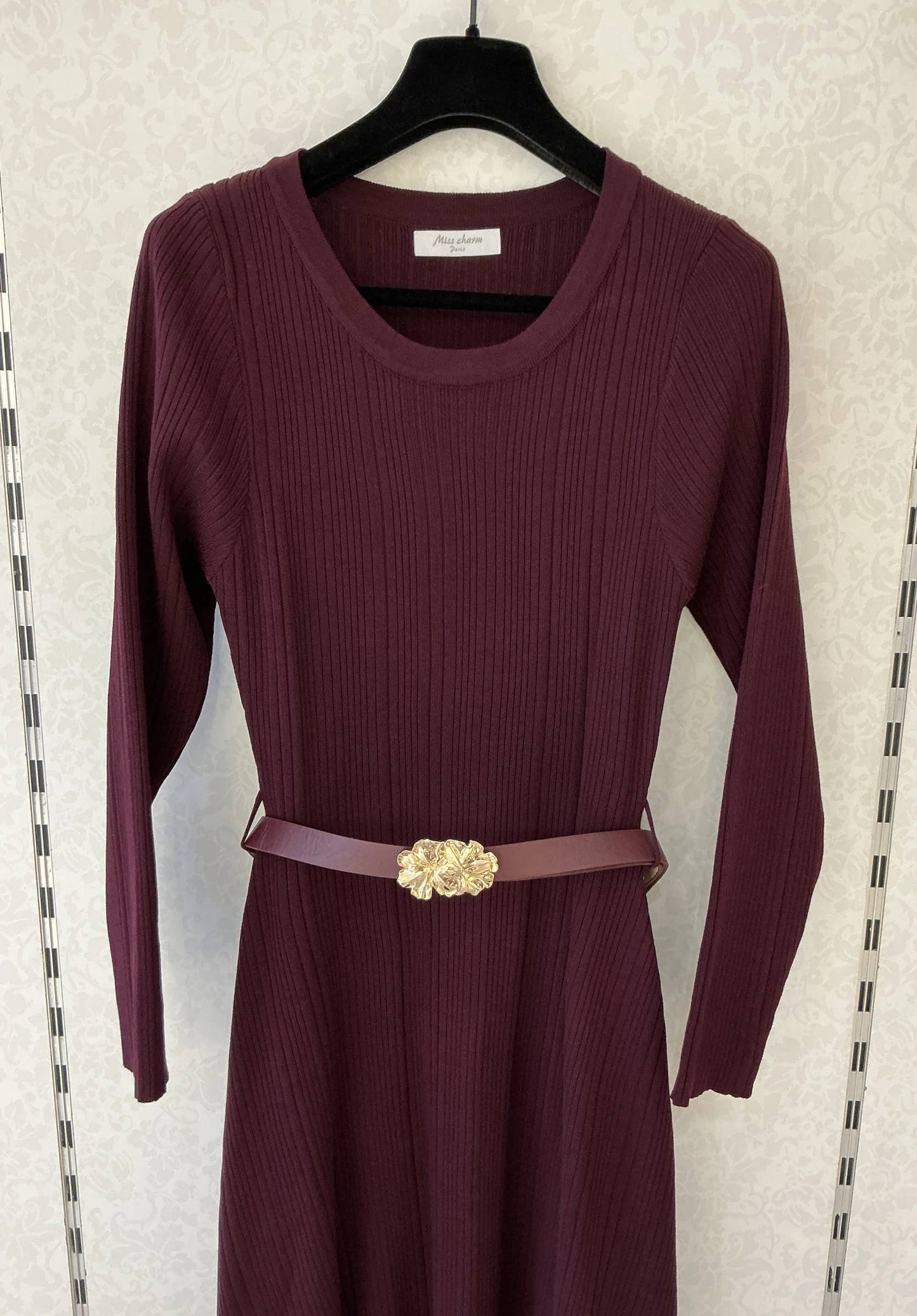 Langes Strickkleid mit Schmuckgürtel [10660]