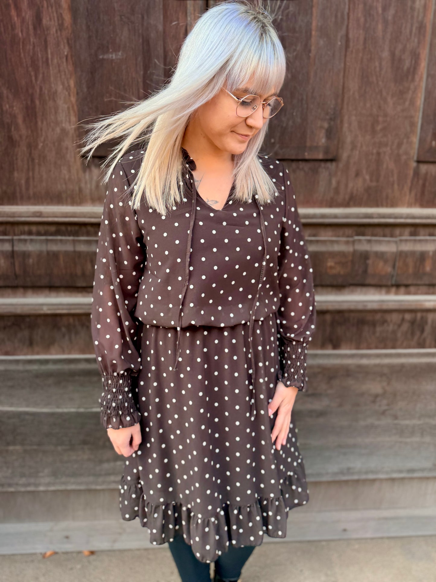 Elegantes Polka-Dot-Kleid mit Rüschen & langen Ärmeln – in drei Farben