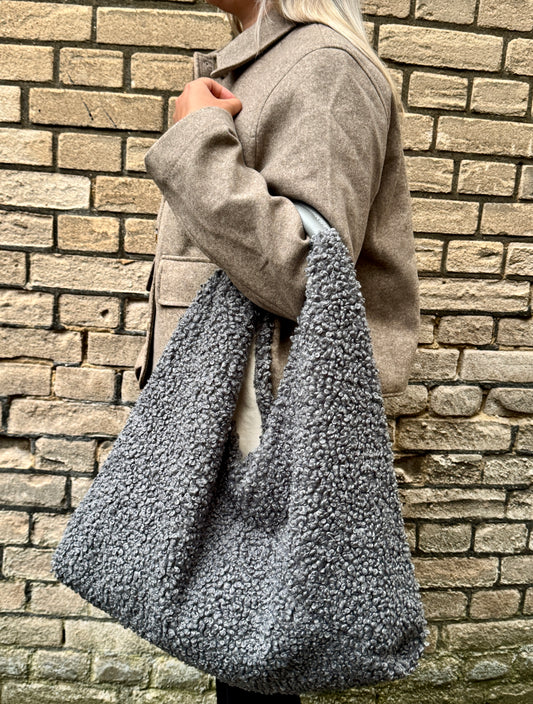 Teddy Oversize Hobo Bag aus Bouclé in Hellgrau – Stylische Schultertasche mit XL-Volumen