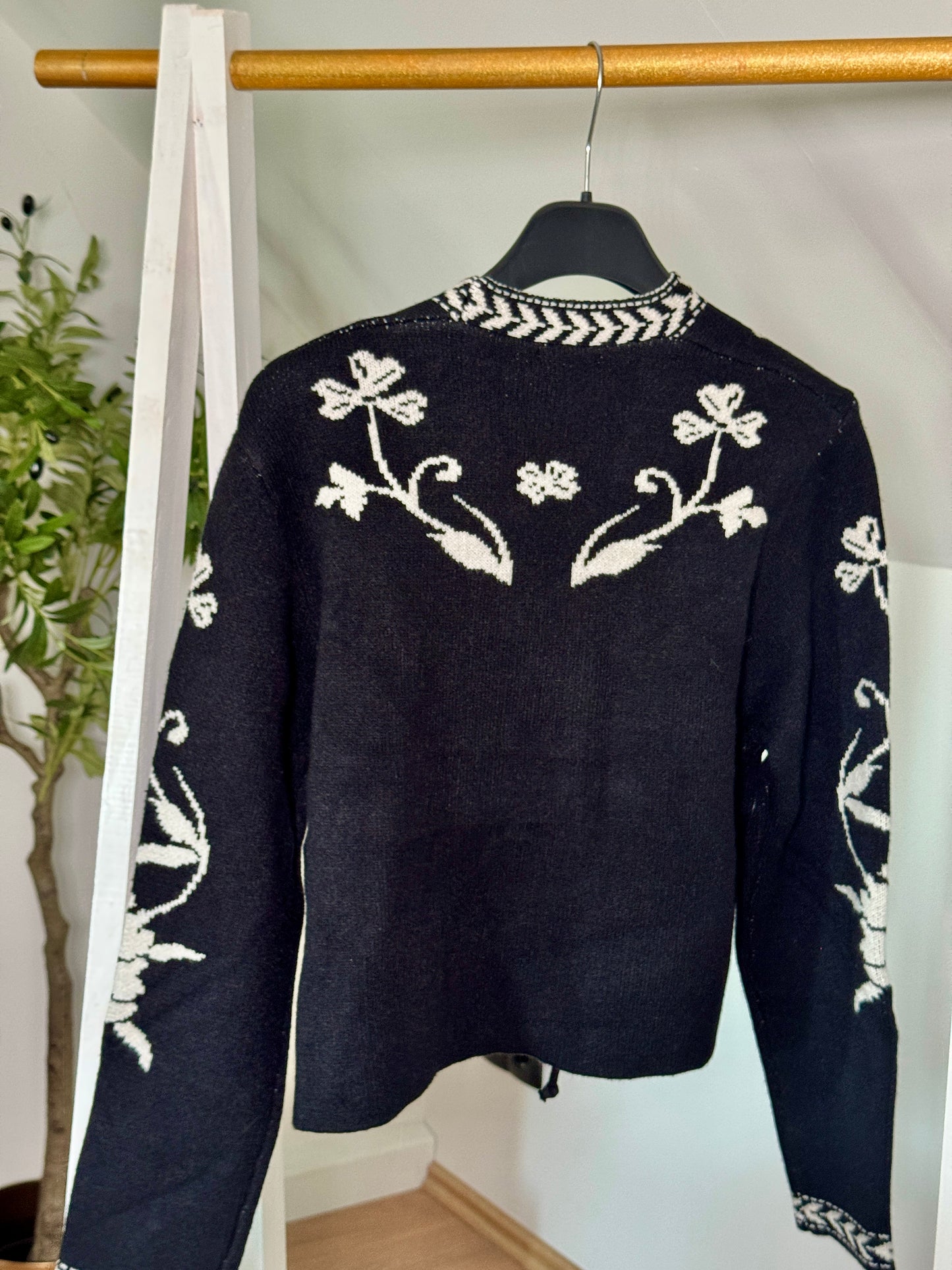 Strickjacke mit Blumenmuster & Bindeband – Schwarz oder Beige