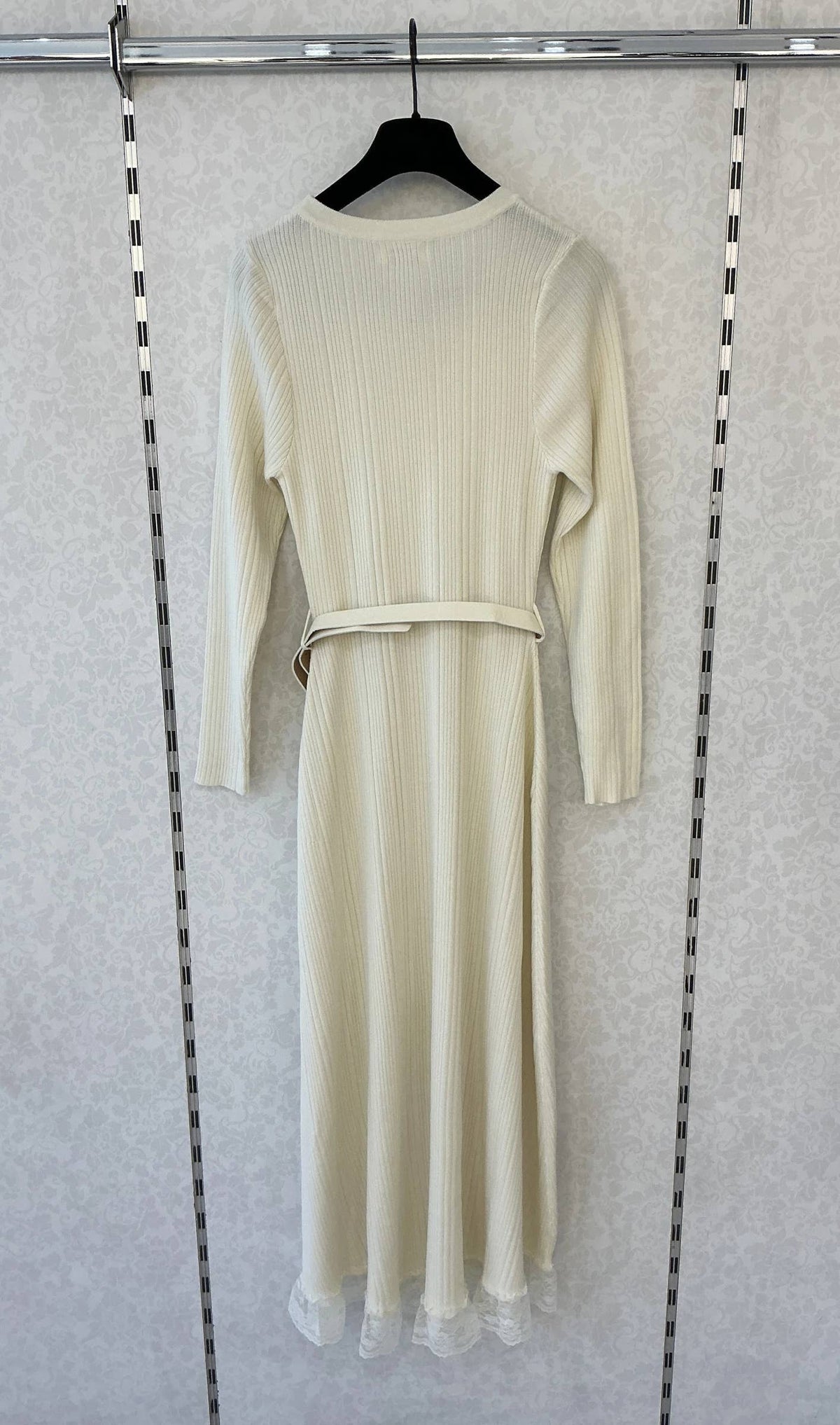 Langes Strickkleid mit Schmuckgürtel [10660]