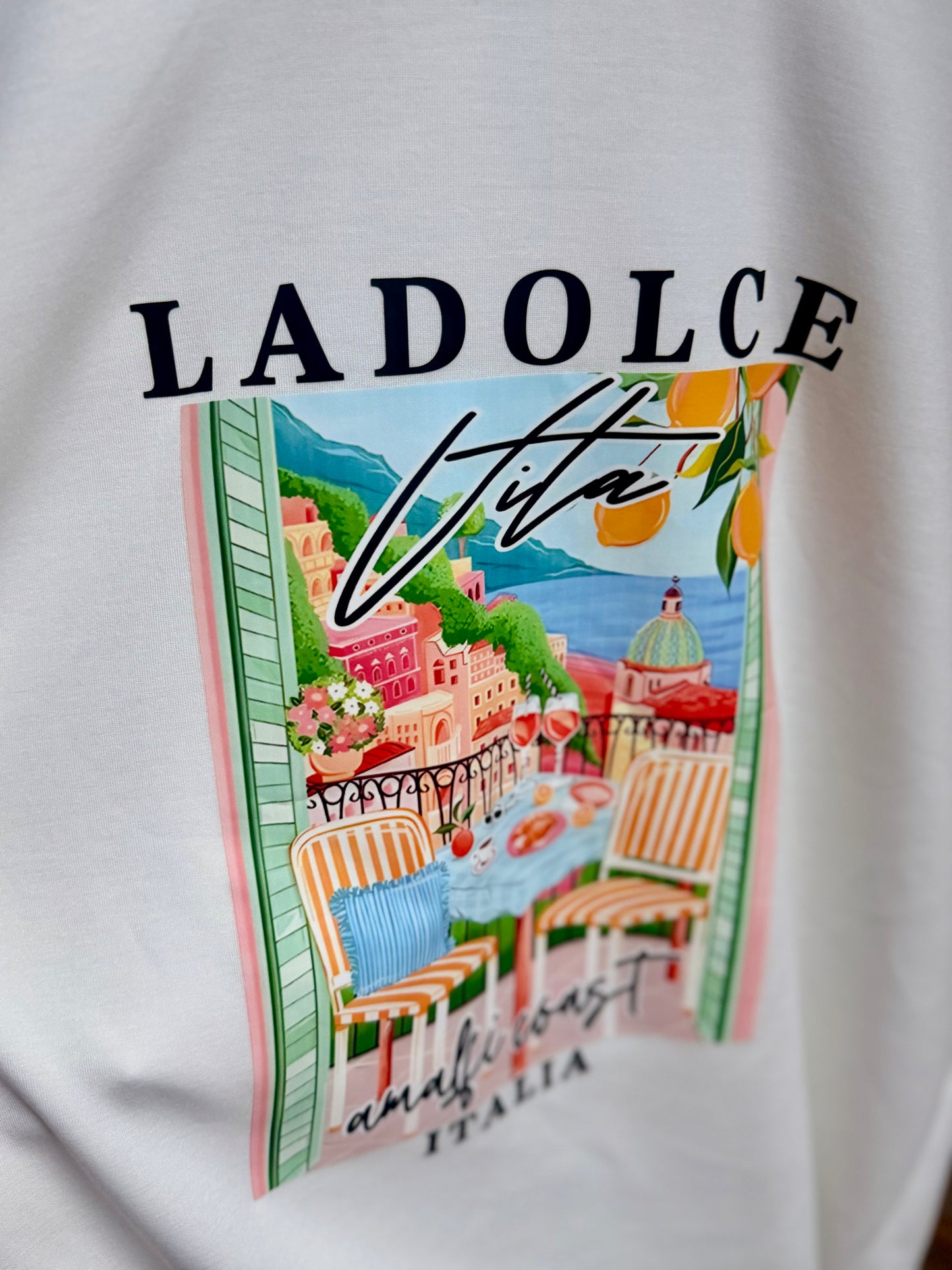 T-Shirt „La Dolce Vita“ – Oversized Print Shirt aus Viskosemix | Made in Italy