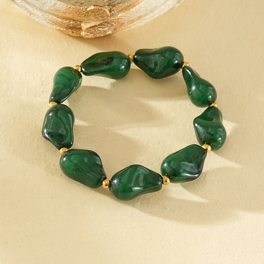 Elastisches Armband aus Harz mit unregelmäßigen Formen in Grün