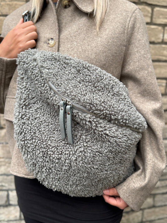 Oversized Teddy-Bauchtasche in Hellgrau – Kuschelig & Stylisch